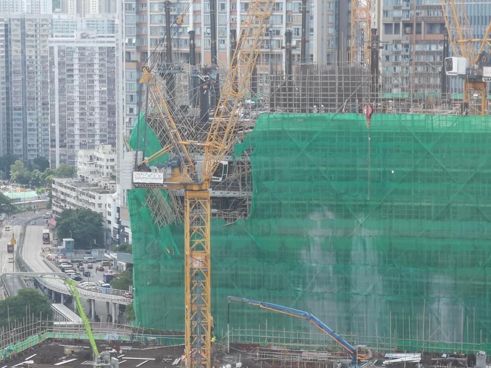 啟德沐元街一個地盤有工字鐵從高處墮下，擊毀棚架後再飛墮平台，壓斃工人。（區議員張景勛Facebook圖片）