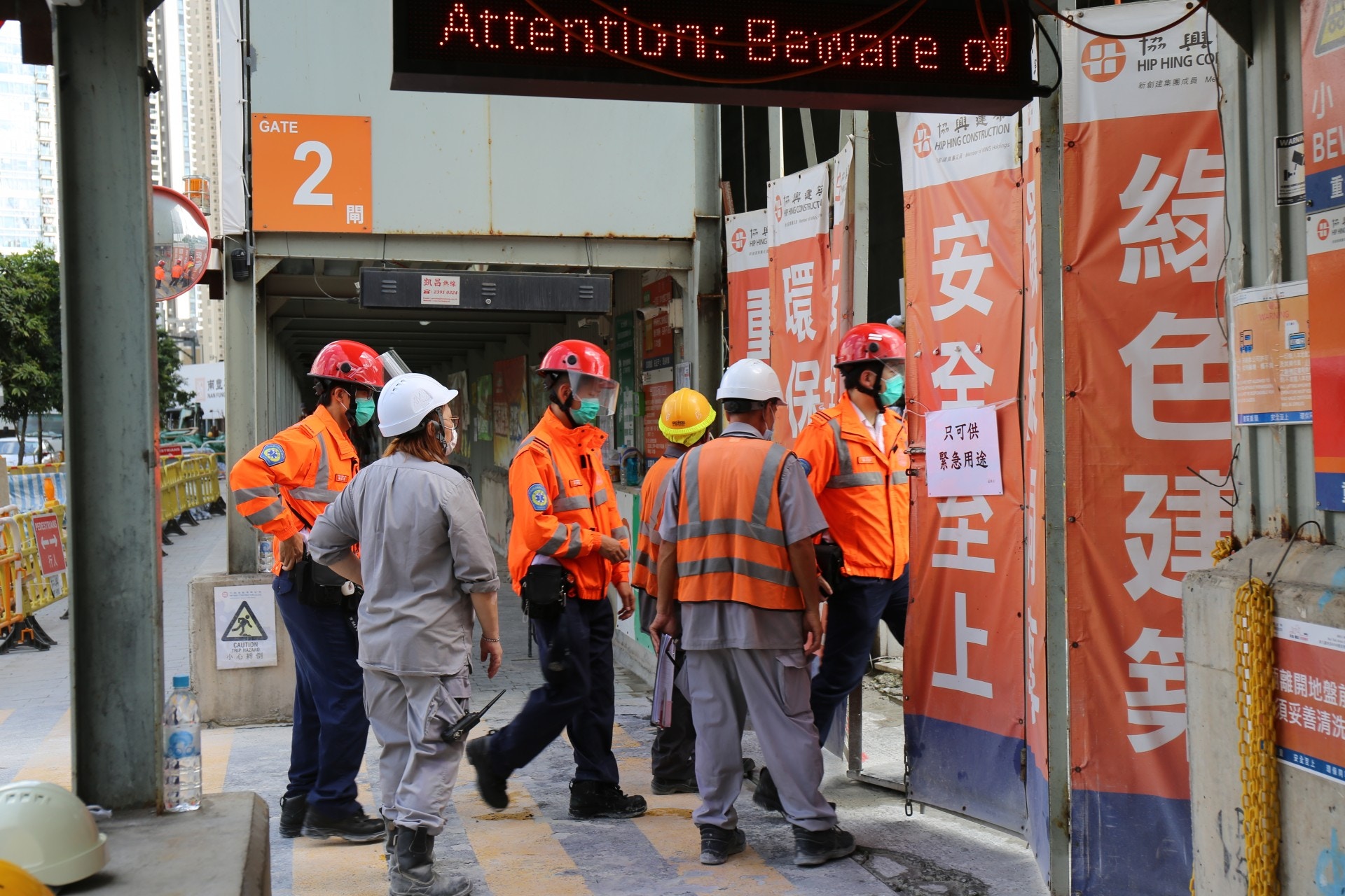 消防正搜救被困傷者。（陳諾希攝）