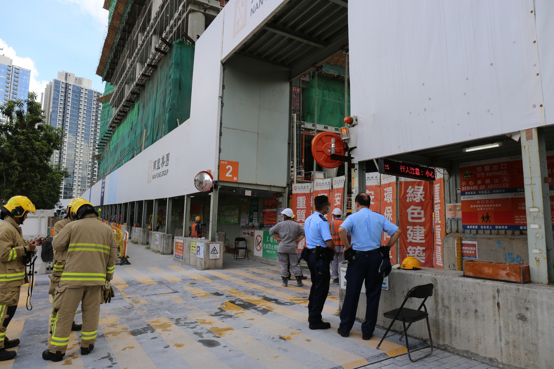 消防正搜救被困傷者。(陳諾希攝) 消防正搜救被困傷者。(陳諾希攝)