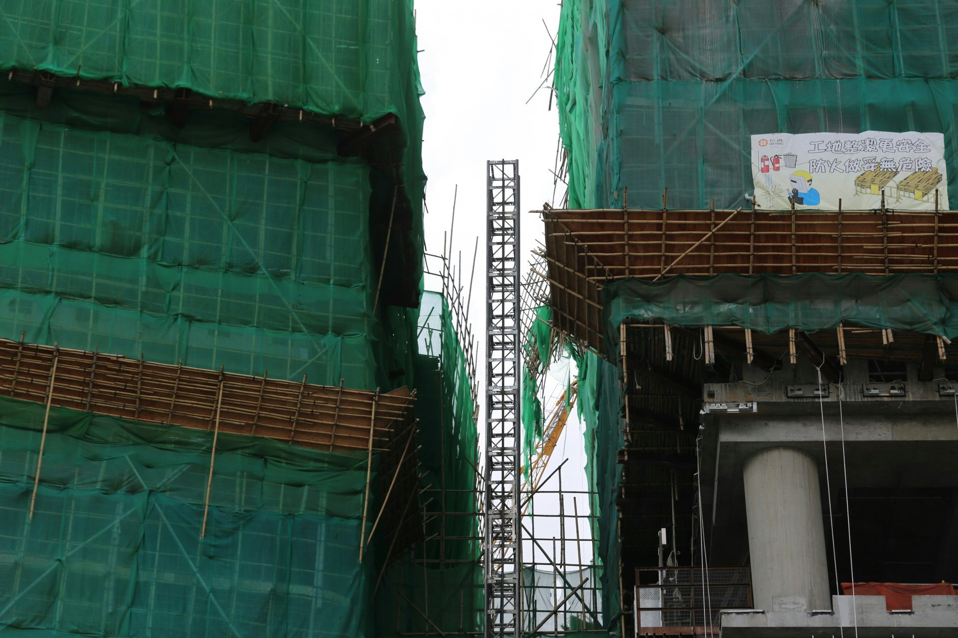 啟德沐元街一個地盤有工字鐵從高處墮下,擊毀棚架後再飛墮平台,壓斃工人。(陳諾希攝) 啟德沐元街一個地盤有工字鐵從高處墮下,擊毀棚架後再飛墮平台,壓斃工人。(陳諾希攝)