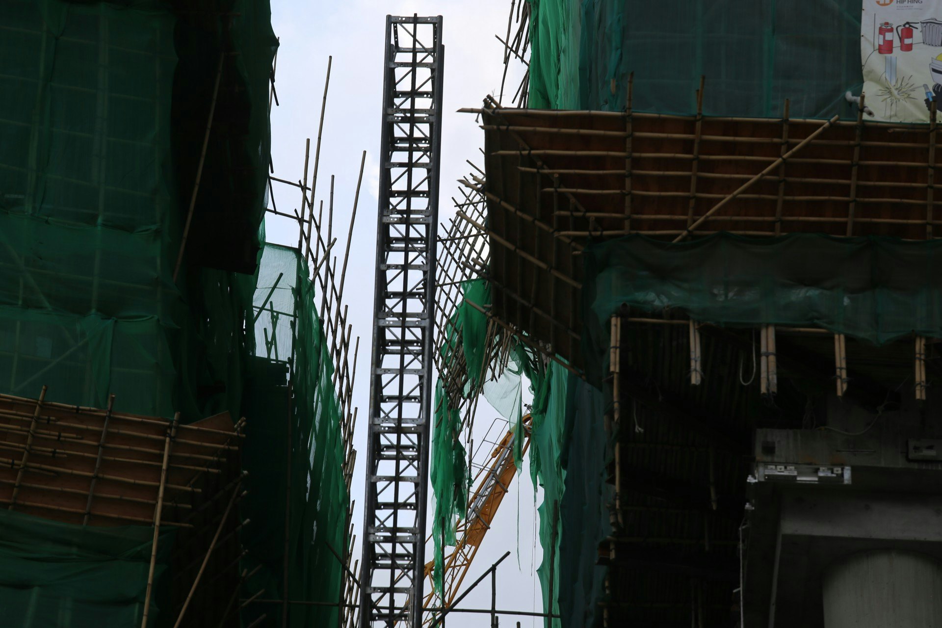 啟德沐元街一個地盤有工字鐵從高處墮下,擊毀棚架後再飛墮平台,壓斃工人。(陳諾希攝) 啟德沐元街一個地盤有工字鐵從高處墮下,擊毀棚架後再飛墮平台,壓斃工人。(陳諾希攝)