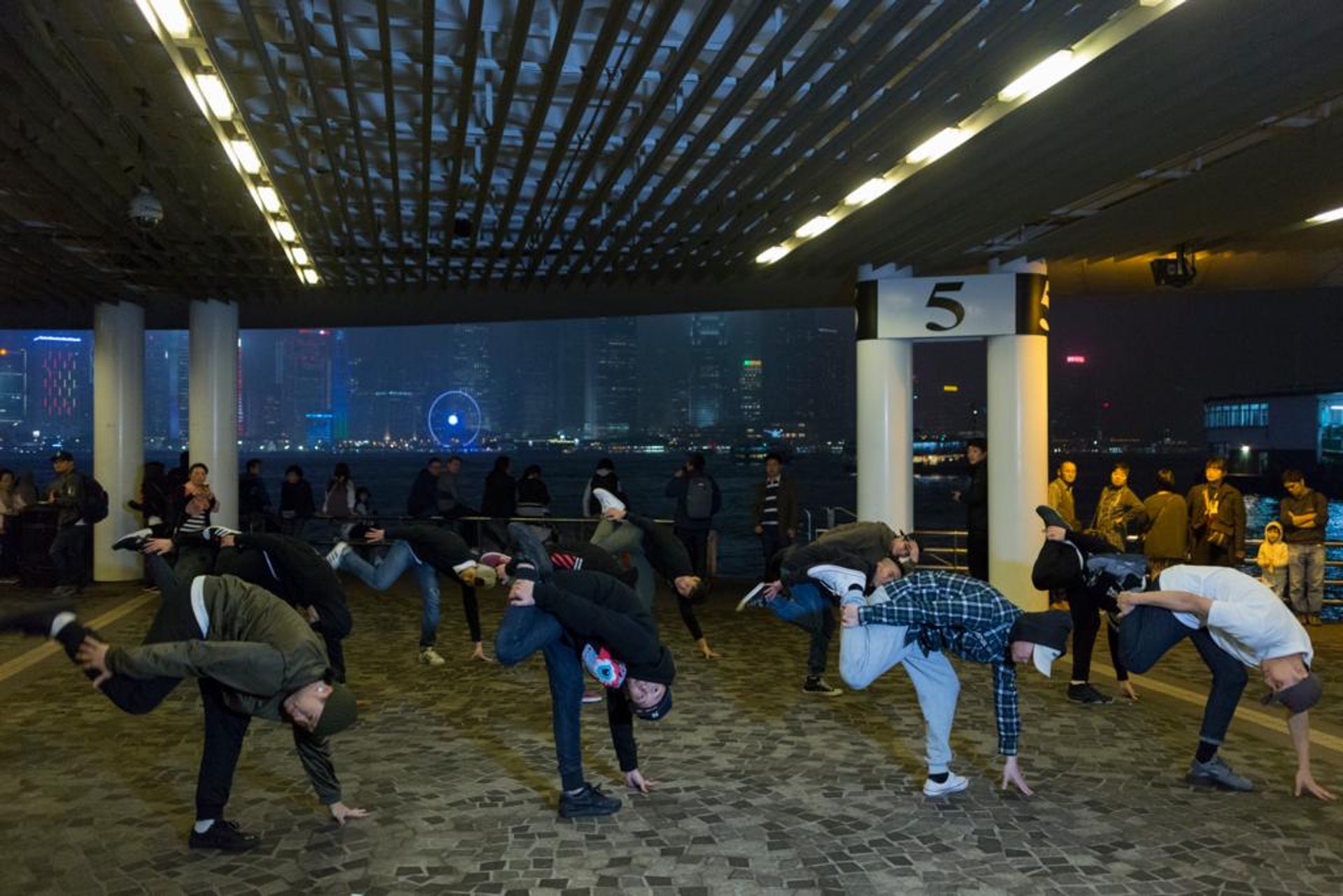 阿齊與隊友和他們的學生在青年中心跳街舞多年,未曾一起在街頭跳舞,這天來到尖沙咀海旁,他們先跳一段齊舞。(江智騫攝) 阿齊與隊友和他們的學生在青年中心跳街舞多年,未曾一起在街頭跳舞,這天來到尖沙咀海旁,他們先跳一段齊舞。(江智騫攝)