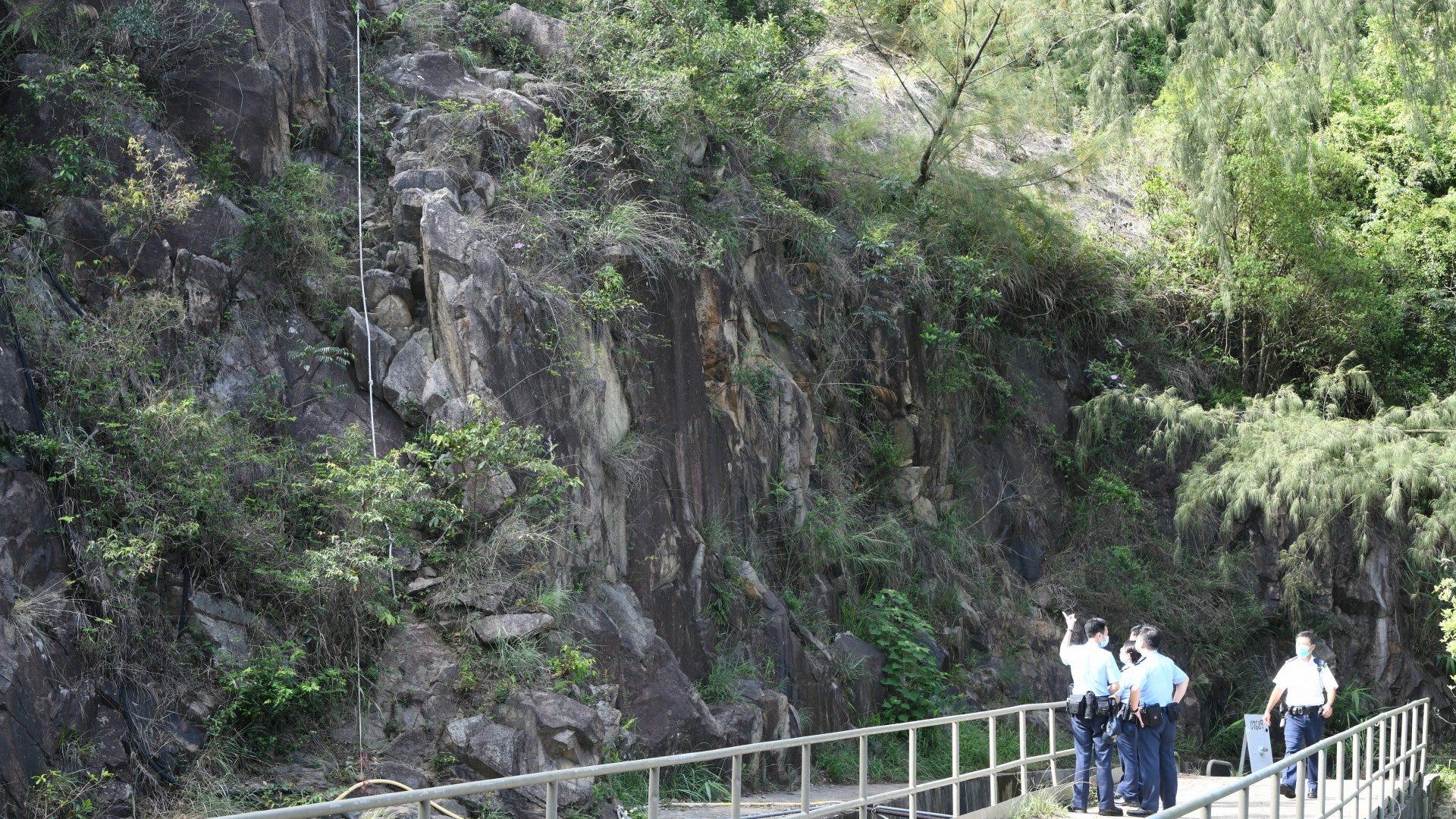 六旬行山漢汀九石龍飛瀑游繩 失足墮10米崖底頭部重創亡 六旬行山漢汀九石龍飛瀑游繩 失足墮10米崖底頭部重創亡