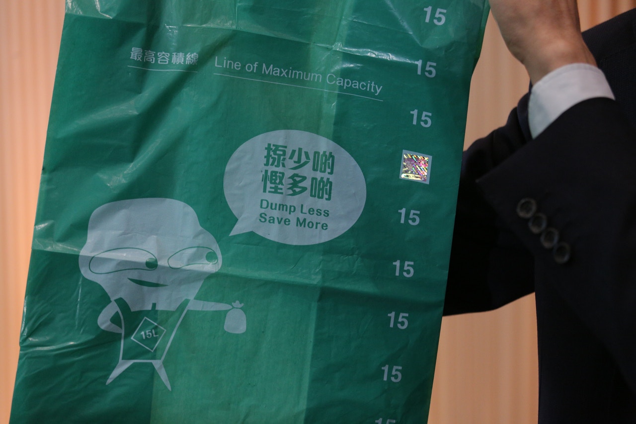 政府建議市民使用這種印有「大嘥鬼」的指定垃圾袋棄置垃圾。（資料圖片／江智騫攝）