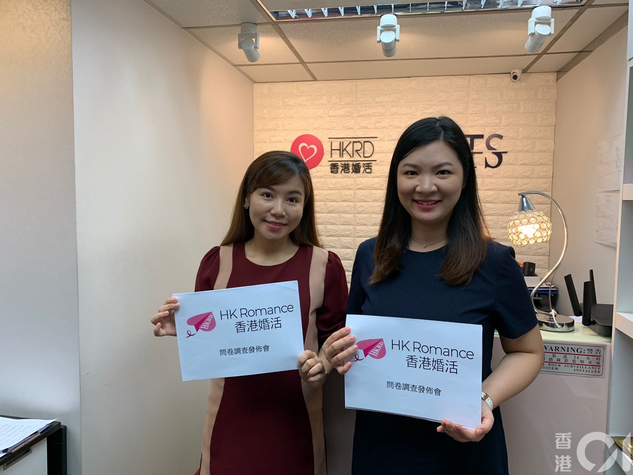 交友約會公司「HK Romance dating香港婚活」於6月就單身人士移民意向作調查。（張嘉敏攝）