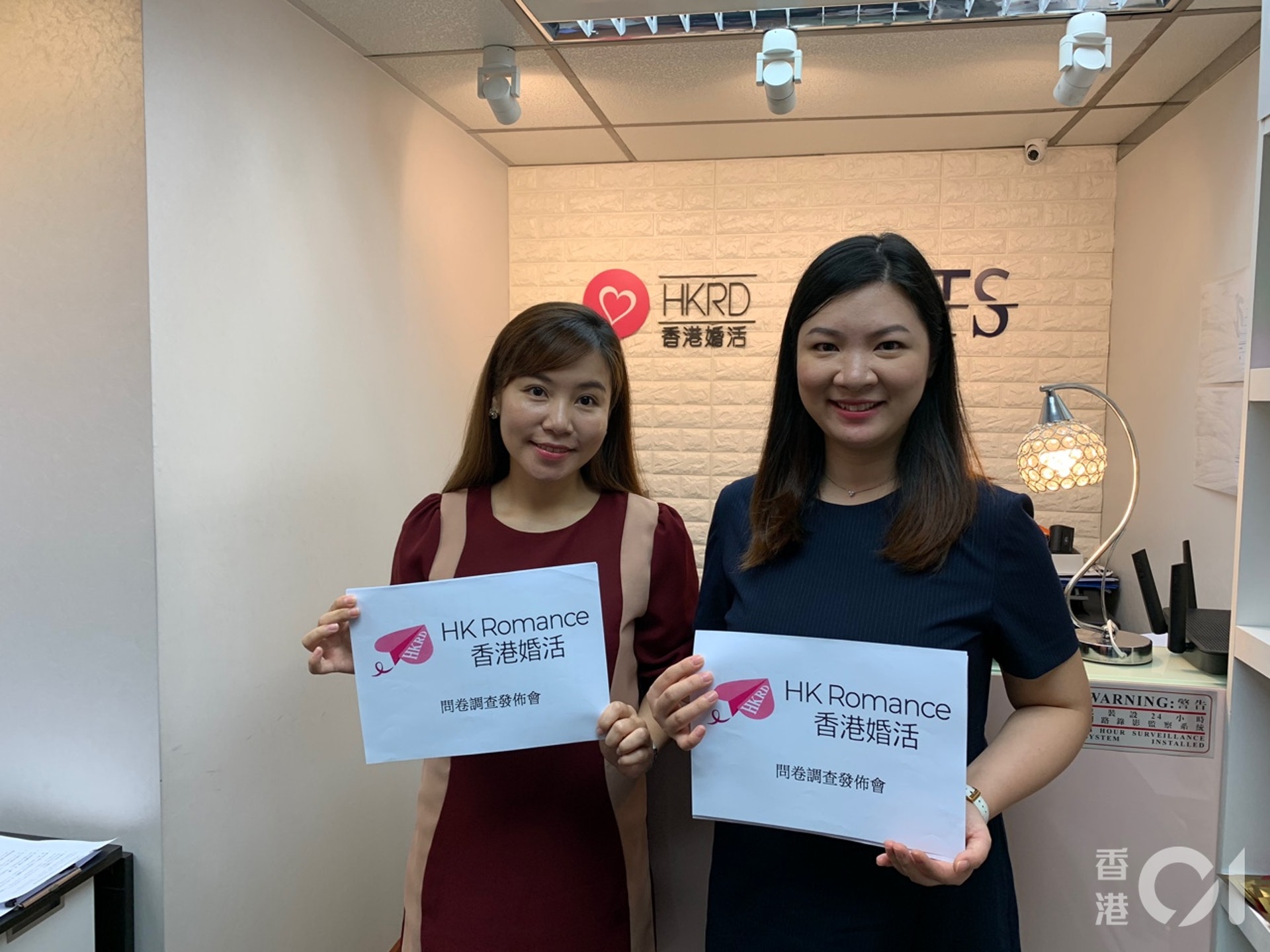 交友約會公司「HK Romance dating香港婚活」於6月就單身人士移民意向作調查。(張嘉敏攝)