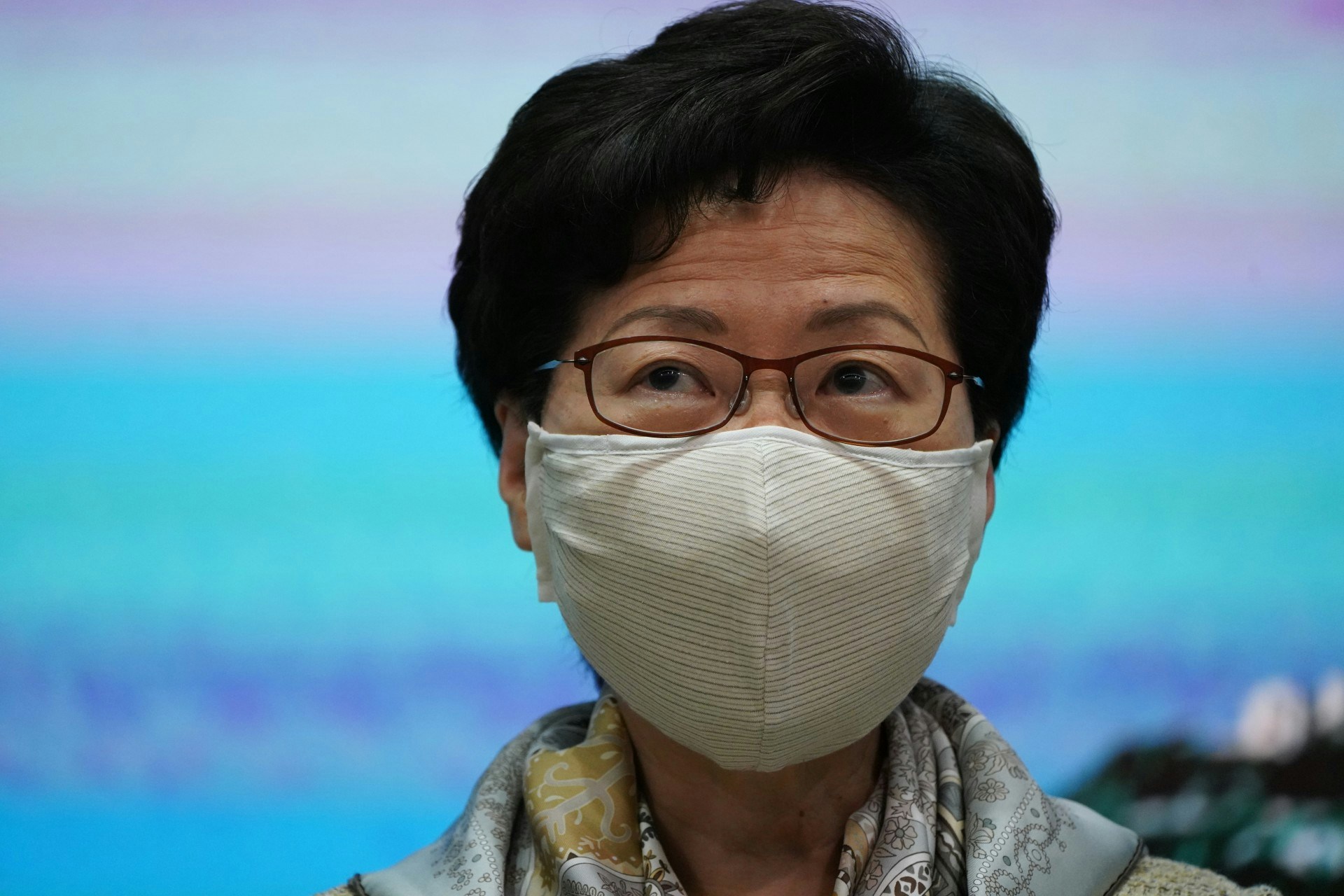 林鄭月娥今早出席行會前，主動提及明白部分市民及傳媒關心「港版國安法」，但表示由於全國人大常委會仍未結束會議，認為這刻不適合回應任何提問。（高仲明攝）