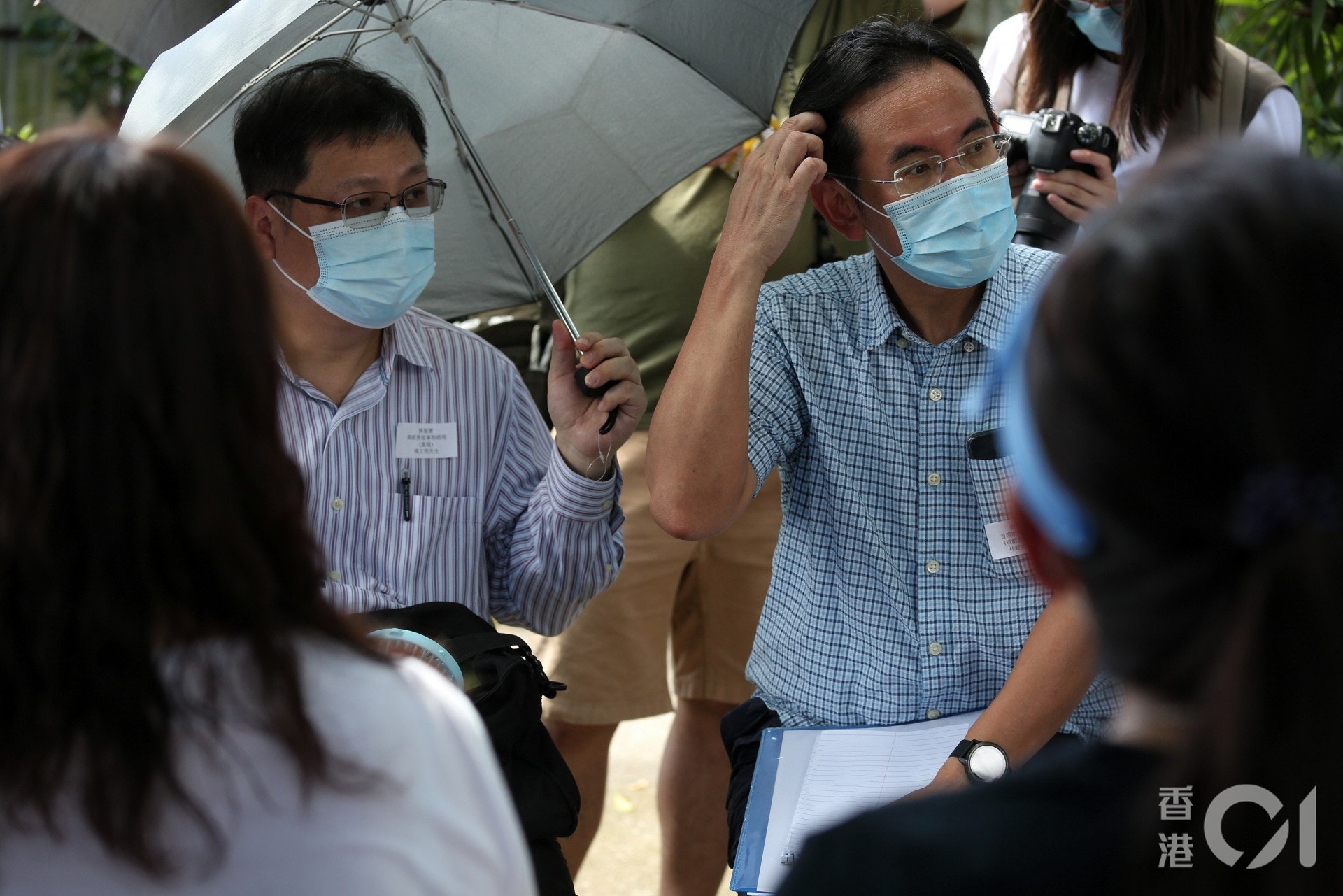 發展局首席助理秘書長(規劃及地政)林智文(右)說,一間收養中心本來可在今年中建成,但因疫情而有延誤。(張浩維攝) 發展局首席助理秘書長(規劃及地政)林智文(右)說,一間收養中心本來可在今年中建成,但因疫情而有延誤。(張浩維攝)