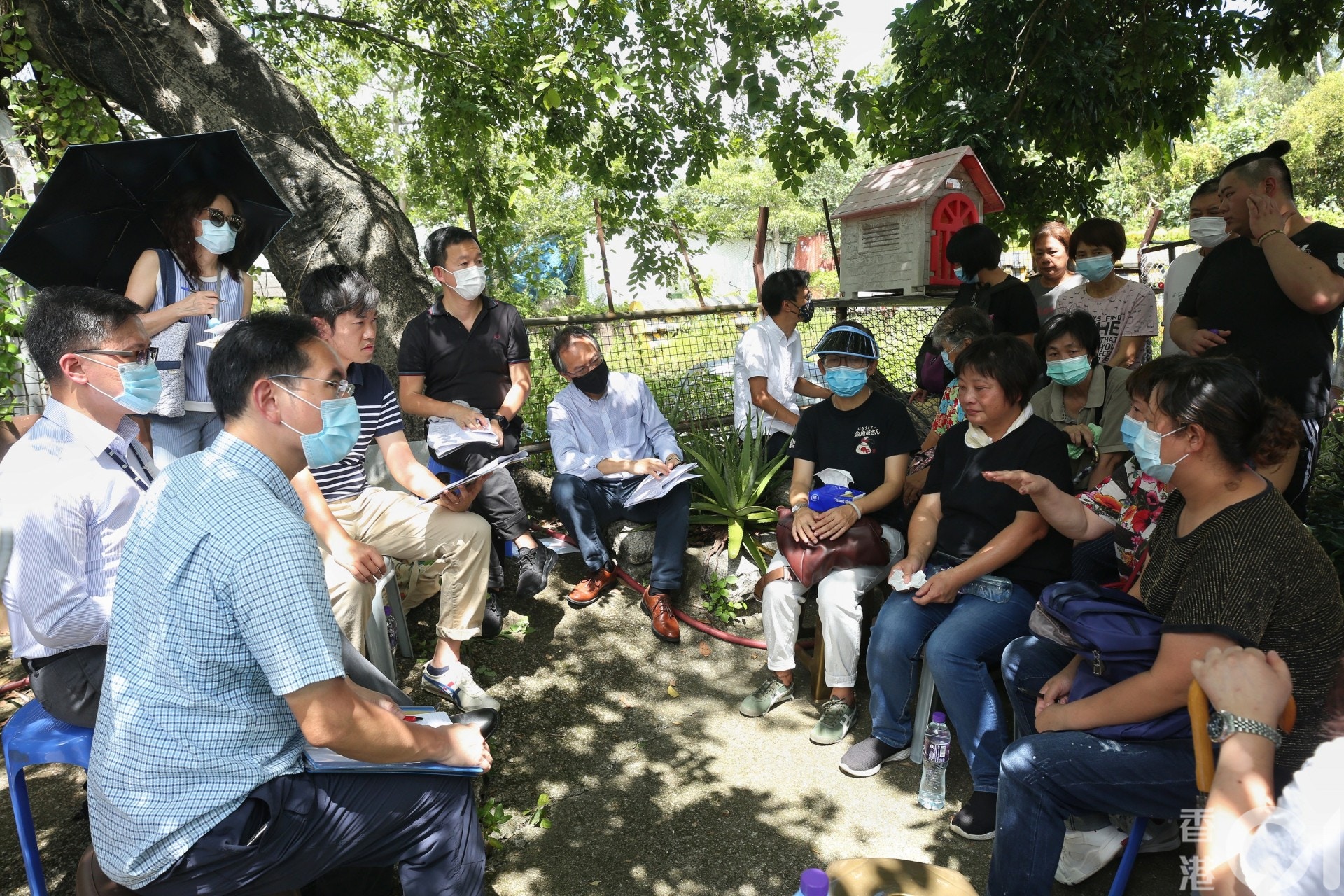 收地在即,但有村民仍未獲妥善安置,不同村民向立法會議員反映意見。(張浩維攝) 收地在即,但有村民仍未獲妥善安置,不同村民向立法會議員反映意見。(張浩維攝)