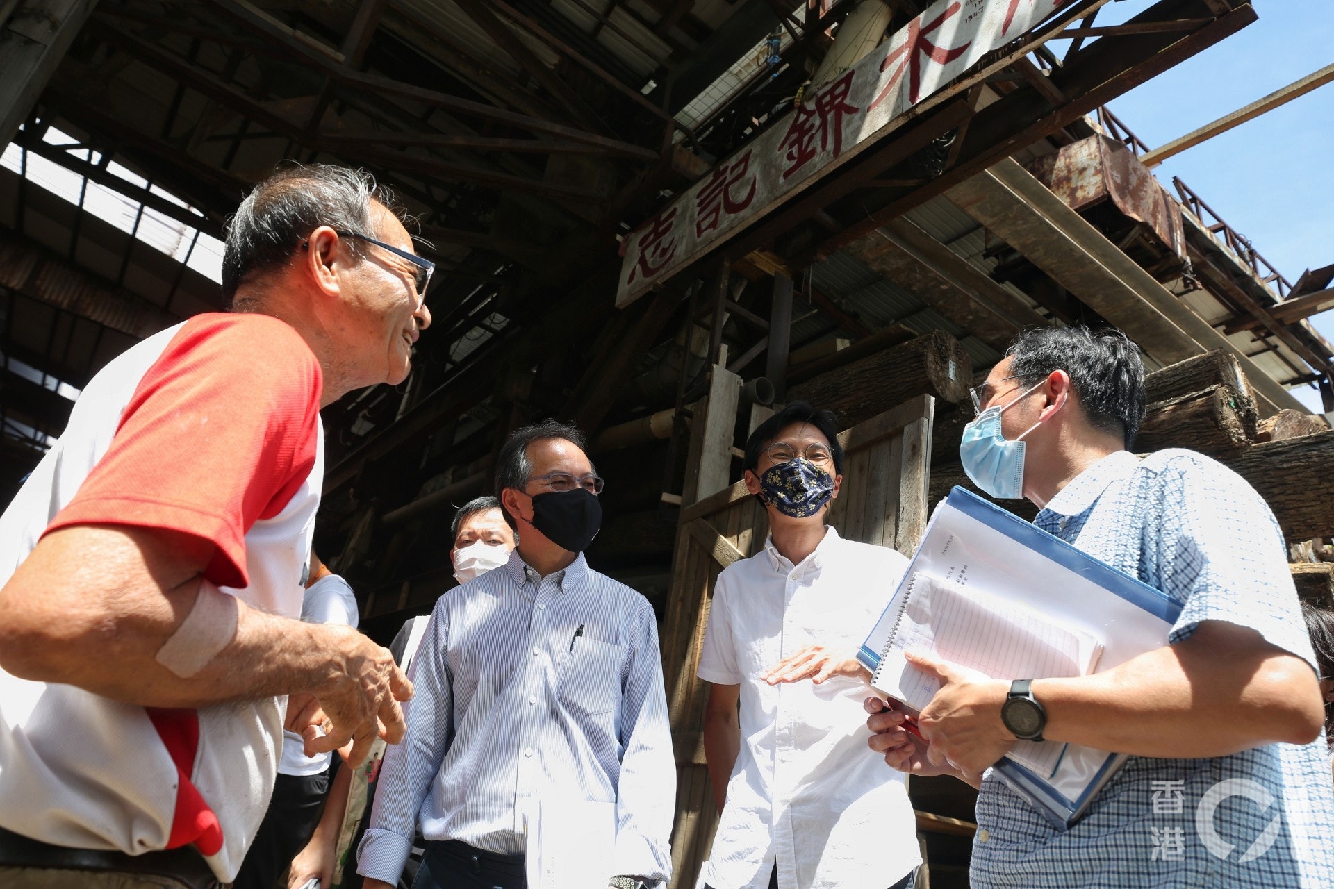 立法會議員今日參觀古洞內的「志記鎅木廠」。(張浩維攝) 立法會議員今日參觀古洞內的「志記鎅木廠」。(張浩維攝)