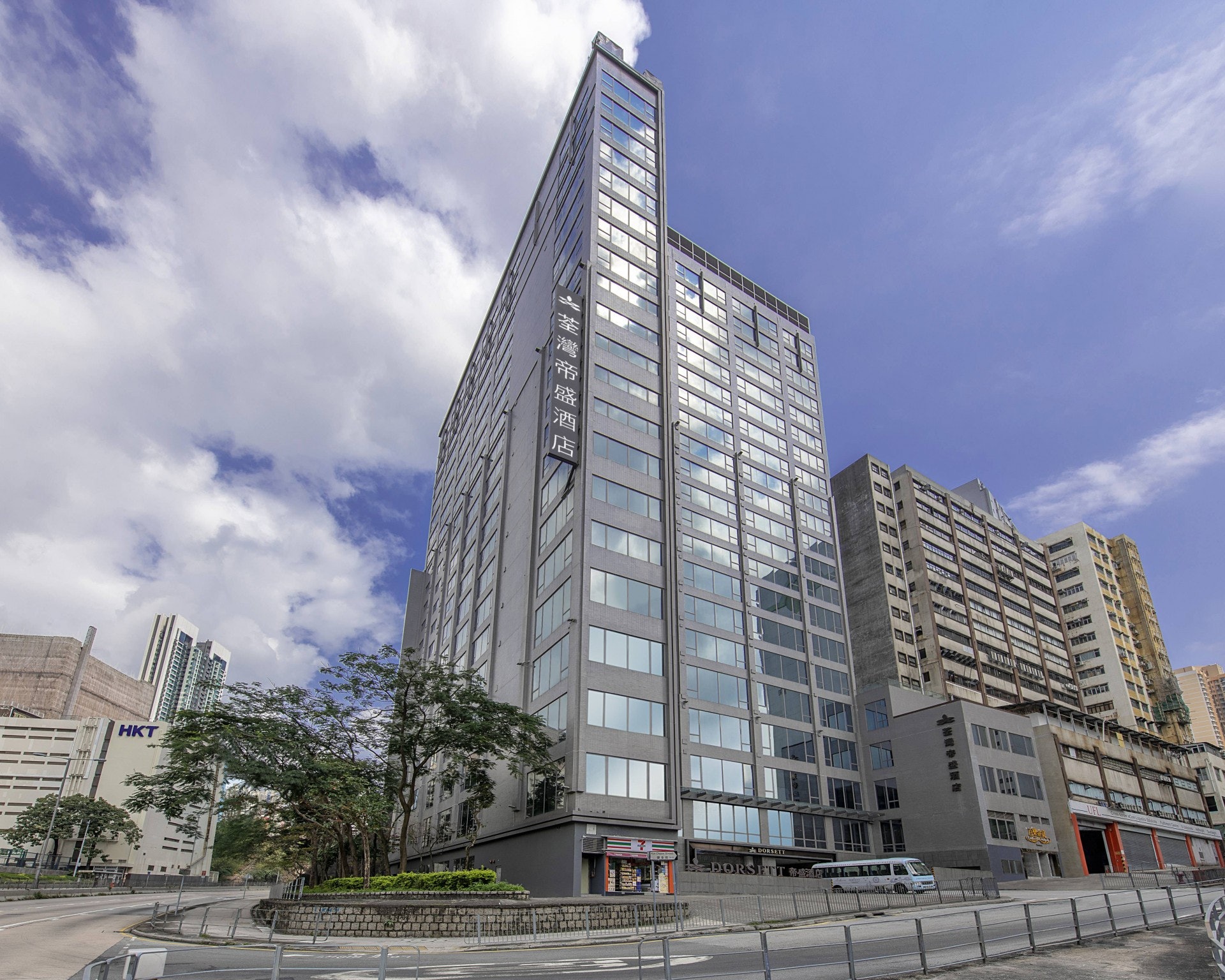 泉基工業大廈毗連荃灣帝盛酒店。(荃灣帝盛酒店網站圖片) 泉基工業大廈毗連荃灣帝盛酒店。(荃灣帝盛酒店網站圖片)