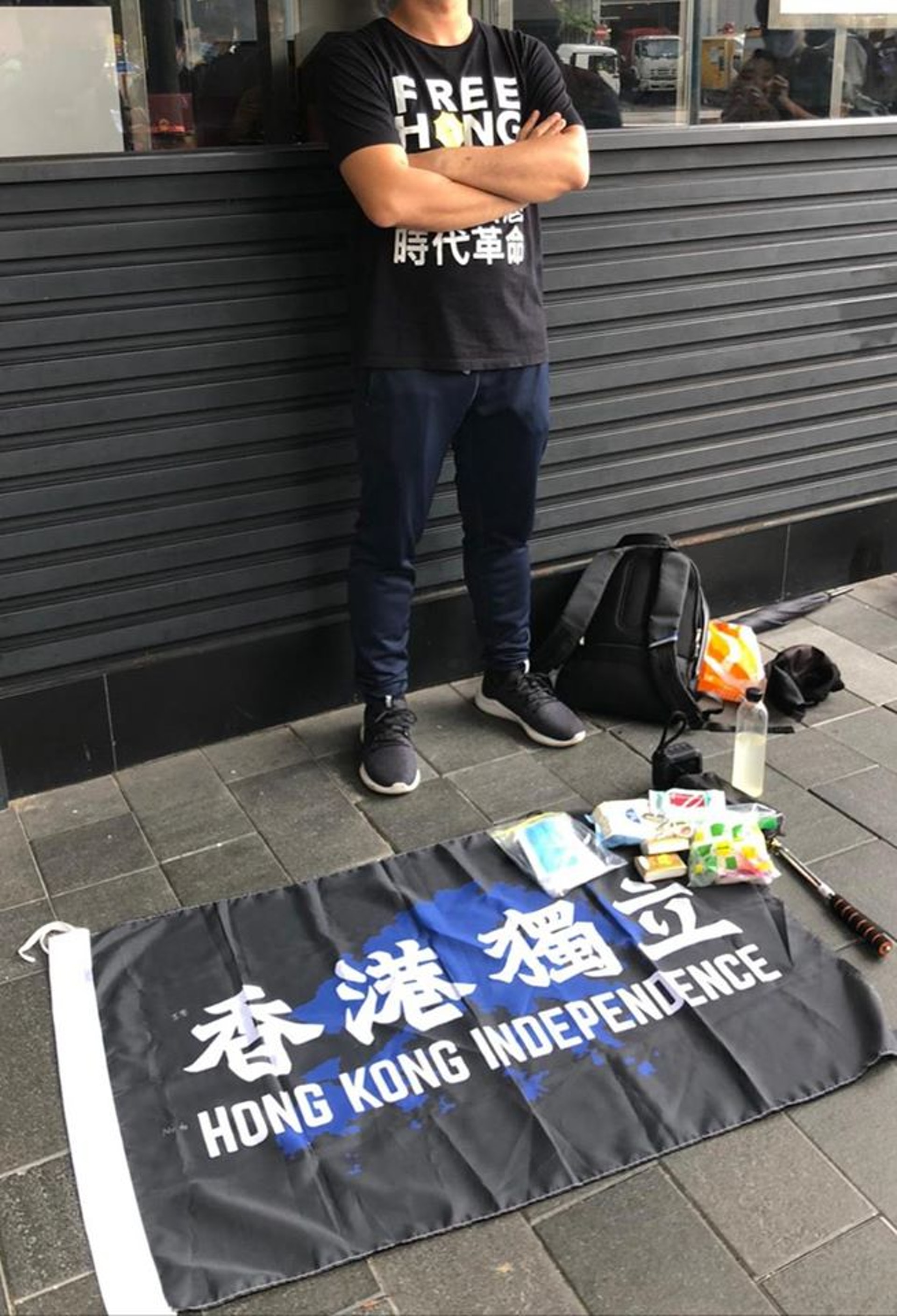 警方指,下午約1時半於百德新街截查一名男子,在他身上搜獲一幅寫有「香港獨立」字句的旗幟,稱該男子涉嫌違反《港區國安法》被捕。(香港警察Facebook) 警方指,下午約1時半於百德新街截查一名男子,在他身上搜獲一幅寫有「香港獨立」字句的旗幟,稱該男子涉嫌違反《港區國安法》被捕。(香港警察Facebook)