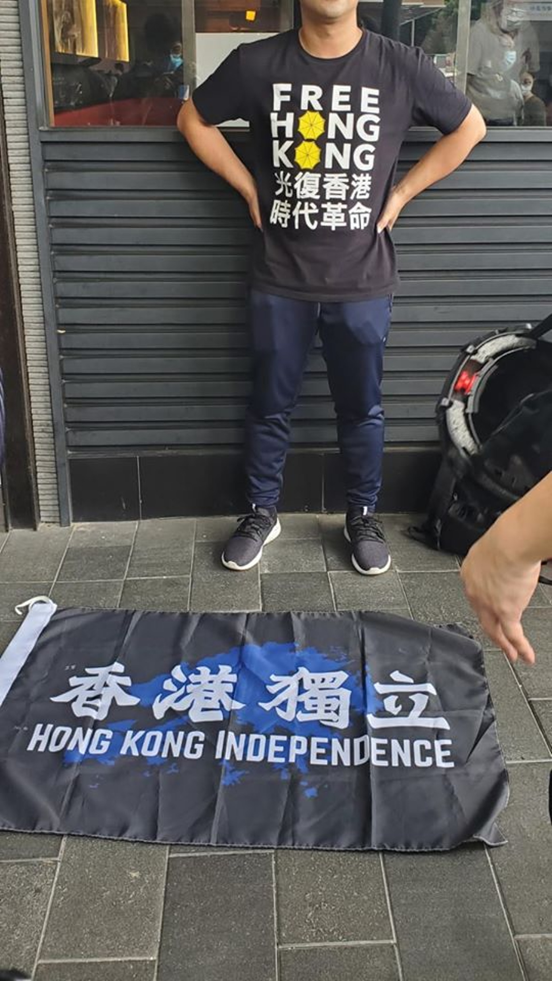 警方指,下午約1時半於百德新街截查一名男子,在他身上搜獲一幅寫有「香港獨立」字句的旗幟,稱該男子涉嫌違反《港區國安法》被捕。(香港警察Facebook) 警方指,下午約1時半於百德新街截查一名男子,在他身上搜獲一幅寫有「香港獨立」字句的旗幟,稱該男子涉嫌違反《港區國安法》被捕。(香港警察Facebook)