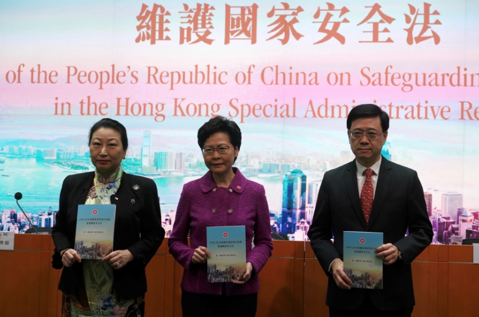 特首林鄭月娥、律政司司長鄭若驊、保安局局長李家超見記者,解釋國安法細節。(高仲明攝) 特首林鄭月娥、律政司司長鄭若驊、保安局局長李家超見記者,解釋國安法細節。(高仲明攝)