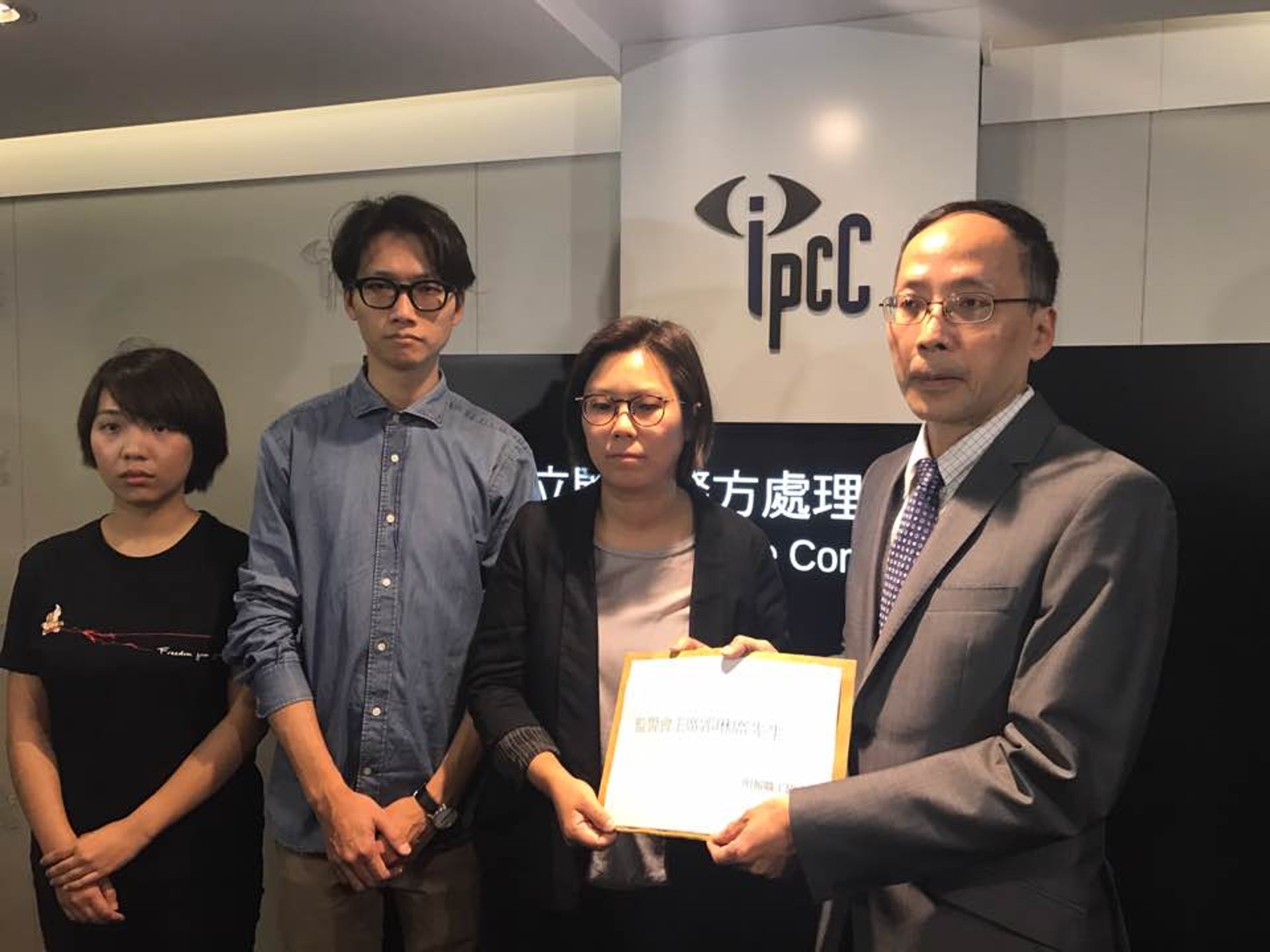 明報工會代表向監警會提交信件,希望能協助向警方跟進記者涉遭毆的投訴。(邱靖汶攝) 明報工會代表向監警會提交信件,希望能協助向警方跟進記者涉遭毆的投訴。(邱靖汶攝)