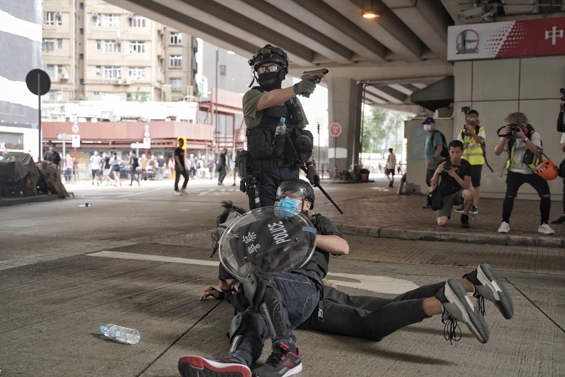《香港01》拍攝到，灣仔鵝頸橋底有警員制服示威者時，舉起PepperBall公司生產的TCP系列胡椒球半自動手槍。（鄭子峰攝）