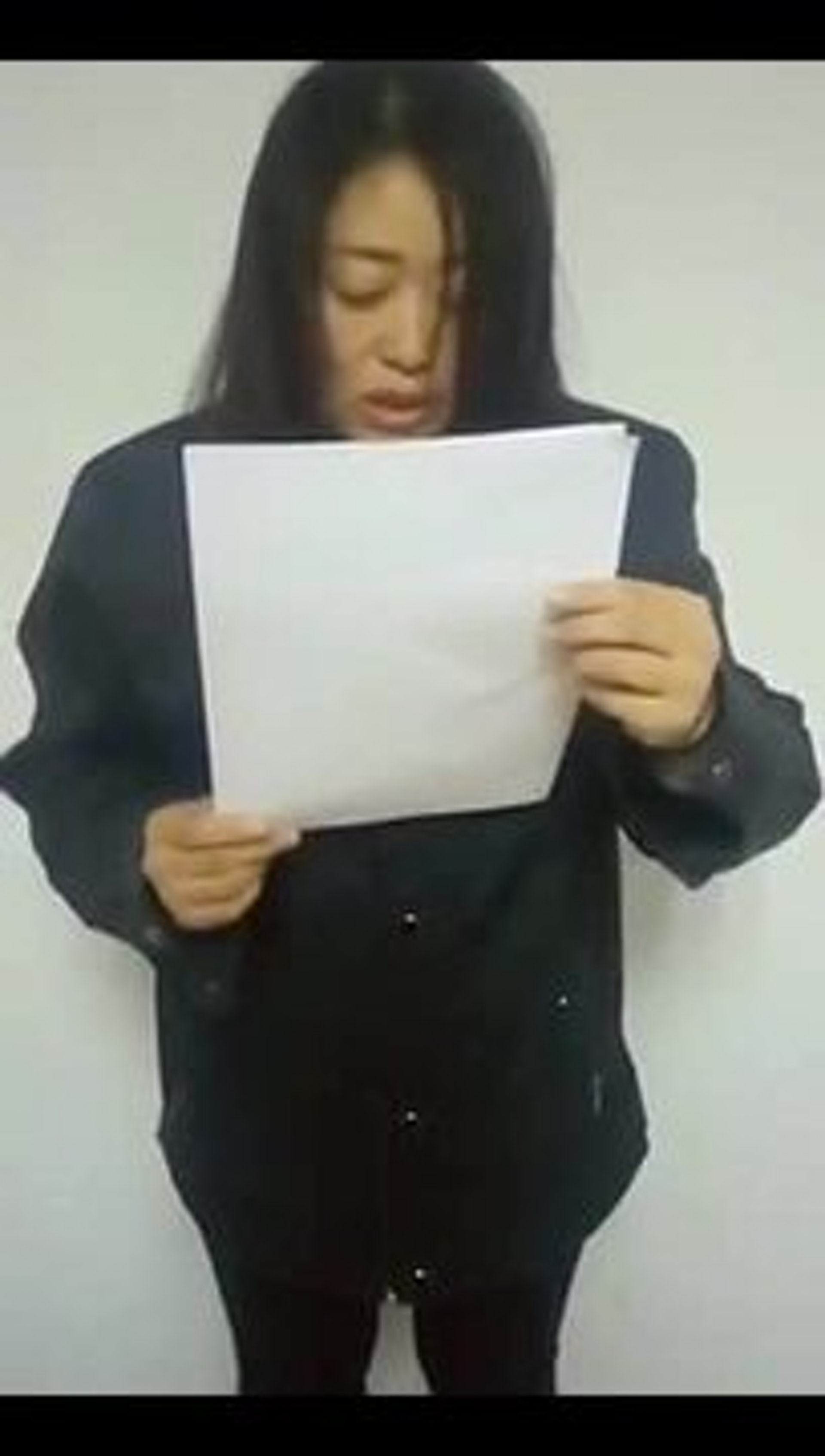 張姓女子視頻實名舉報米脂縣高渠鄉馬家溝村村支書馮某。(網上圖片) 張姓女子視頻實名舉報米脂縣高渠鄉馬家溝村村支書馮某。(網上圖片)