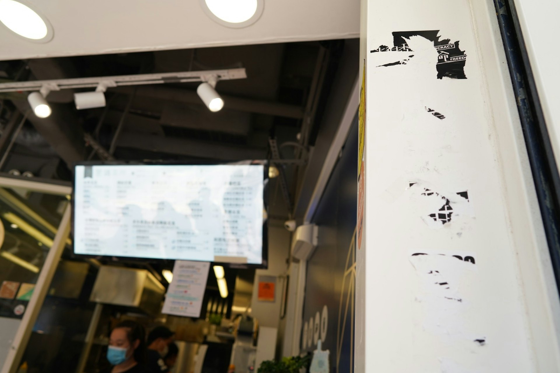 銅鑼灣:有黃店撕走店內原有連儂牆及文宣,店舖職員稱自國安法實施後已經移除。(高仲明攝) 銅鑼灣:有黃店撕走店內原有連儂牆及文宣,店舖職員稱自國安法實施後已經移除。(高仲明攝)