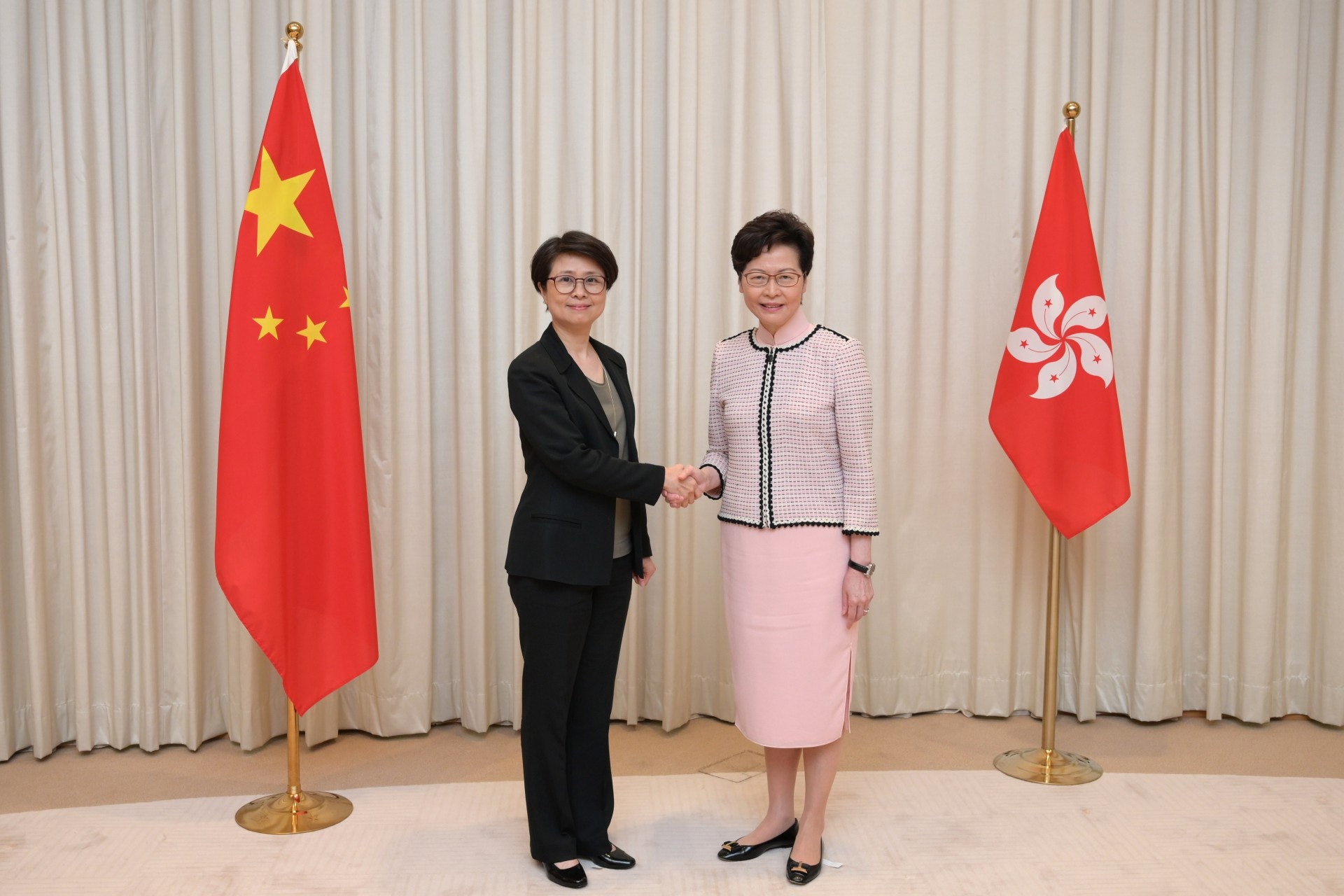 特首林鄭月娥(右)任命劉賜蕙為警務處副處長(左)。(政府新聞處) 特首林鄭月娥(右)任命劉賜蕙為警務處副處長(左)。(政府新聞處)