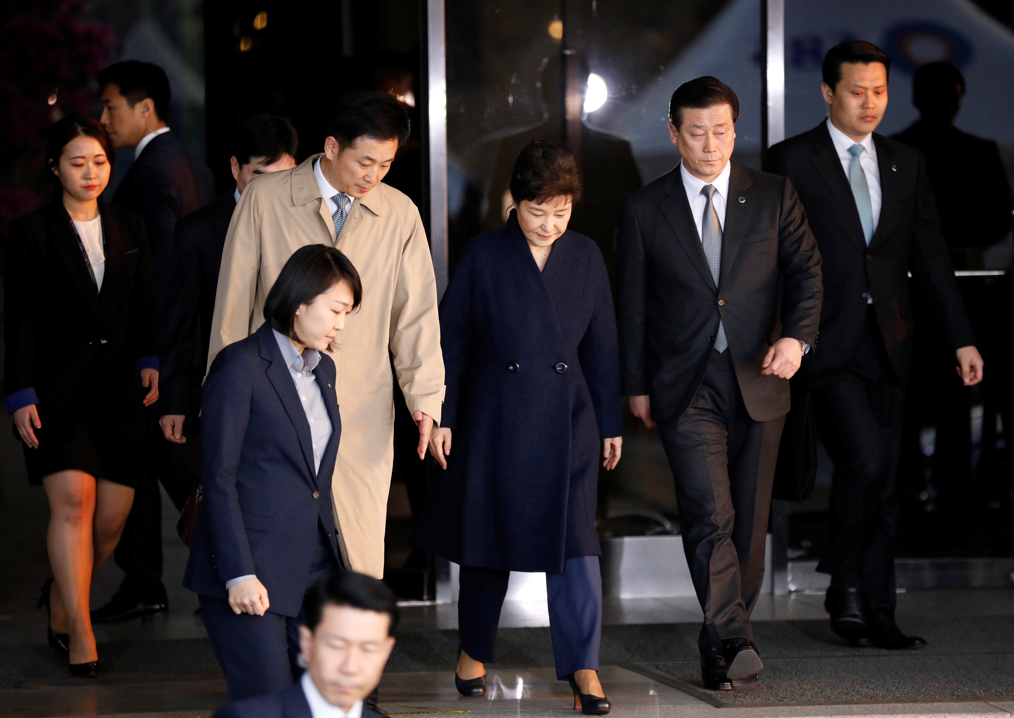 朴槿惠早上離開檢察廳，乘車回家。（路透社）