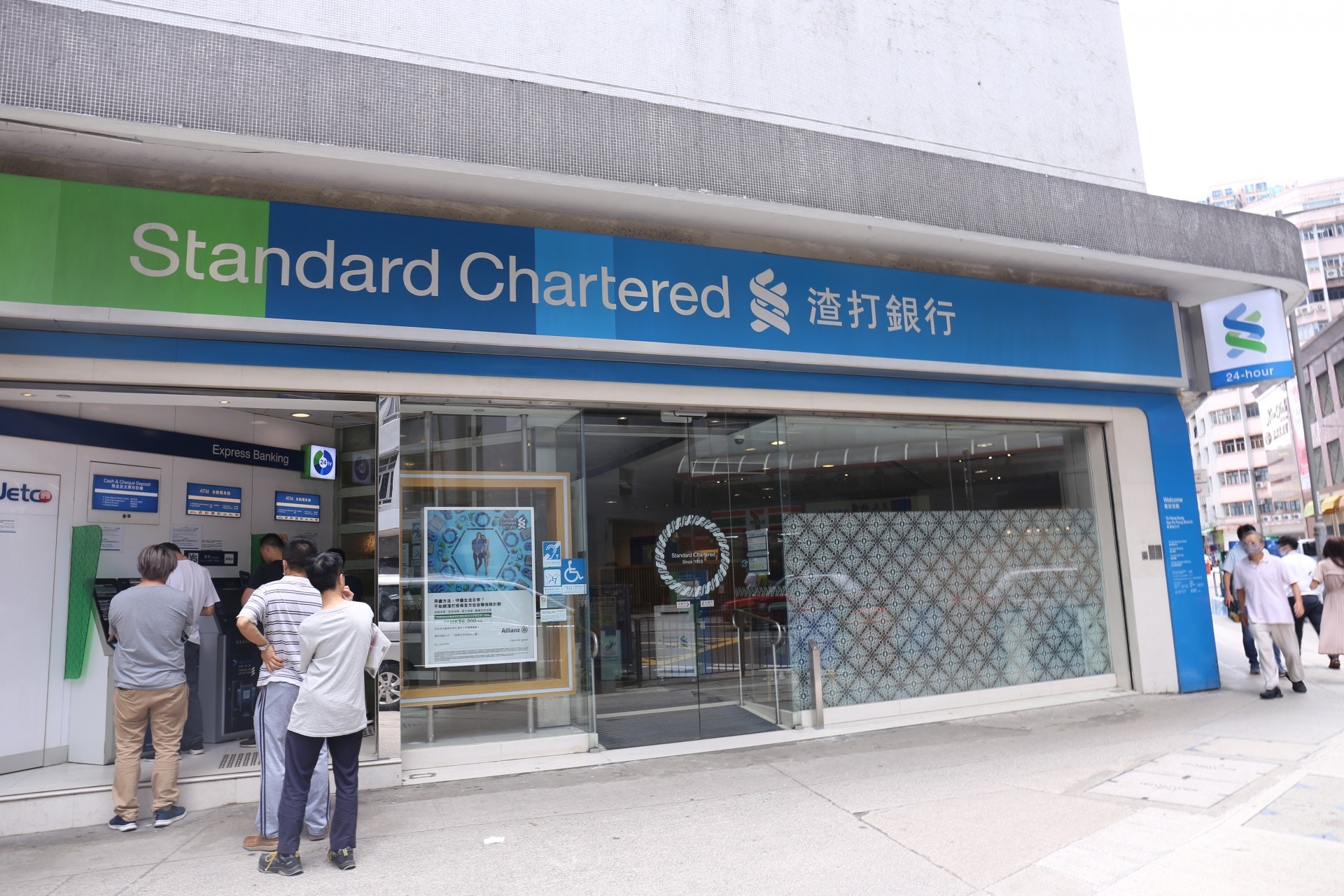 疑因戴口罩問題爭執渣打銀行內女子遇襲逞兇男逃去無蹤