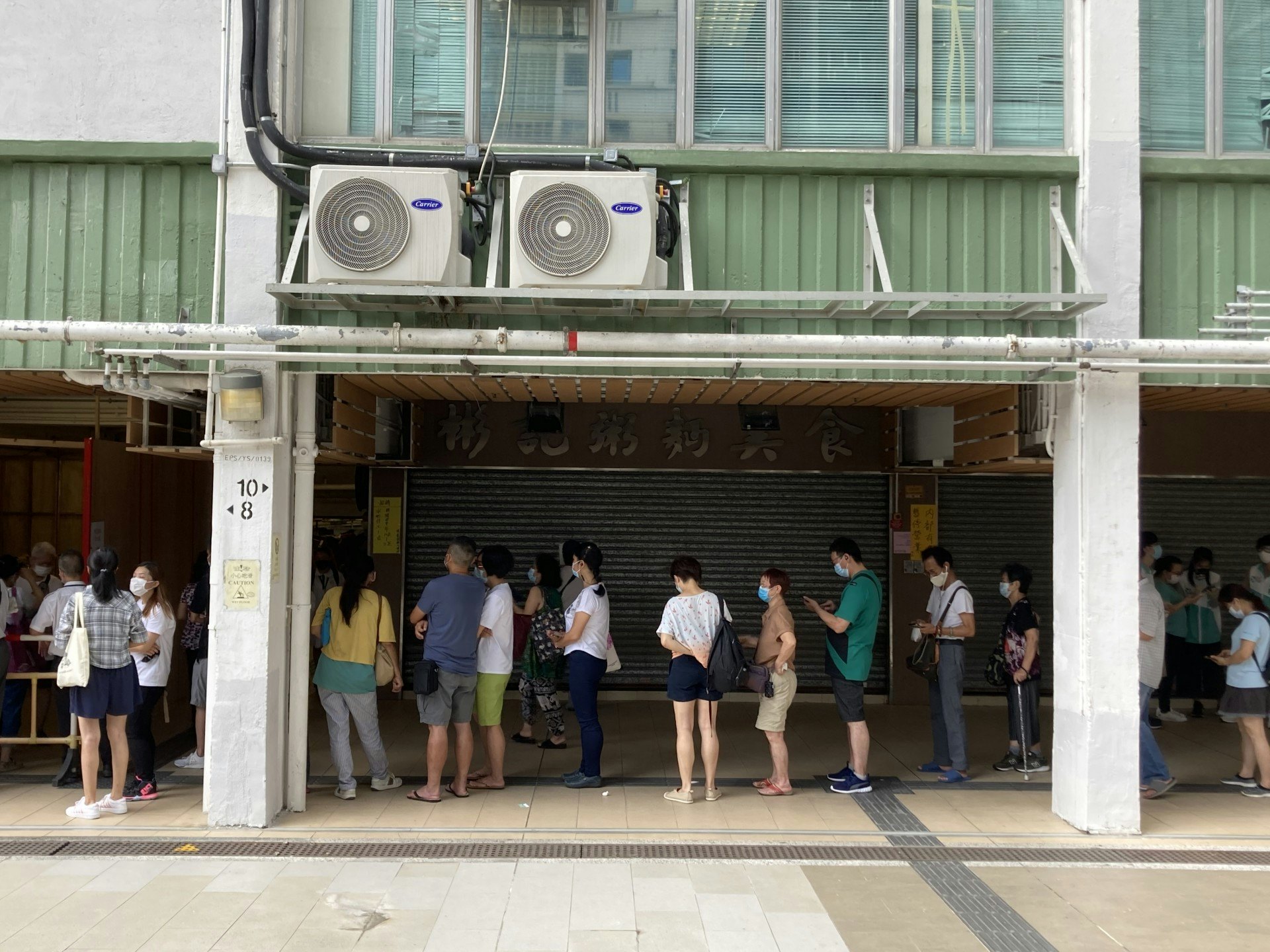 直至12點半,仍約有30至40名居民排隊等候。(歐陽德浩攝) 直至12點半,仍約有30至40名居民排隊等候。(歐陽德浩攝)