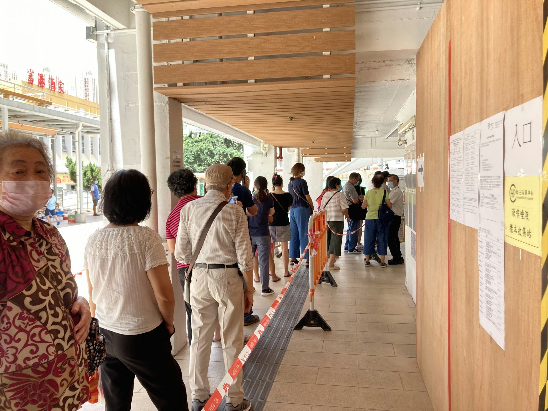 衞生署衞生防護中心早前到坪石邨玉石樓派發樣本瓶。(歐陽德浩攝) 衞生署衞生防護中心早前到坪石邨玉石樓派發樣本瓶。(歐陽德浩攝)