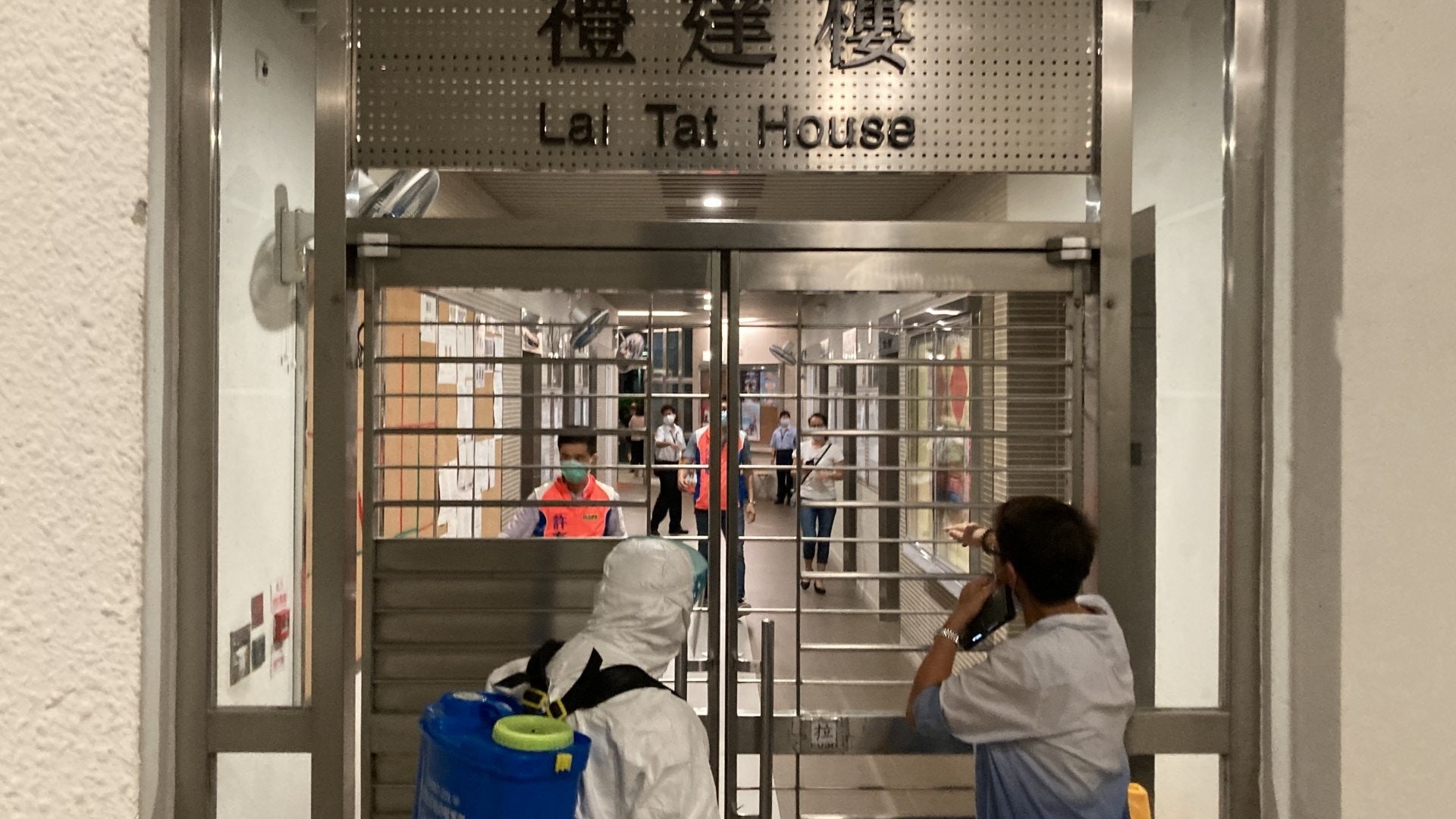 新冠肺炎|初步確診68歲男疑住安達邨 身穿保護衣人員現場消毒 新冠肺炎|初步確診68歲男疑住安達邨 身穿保護衣人員現場消毒