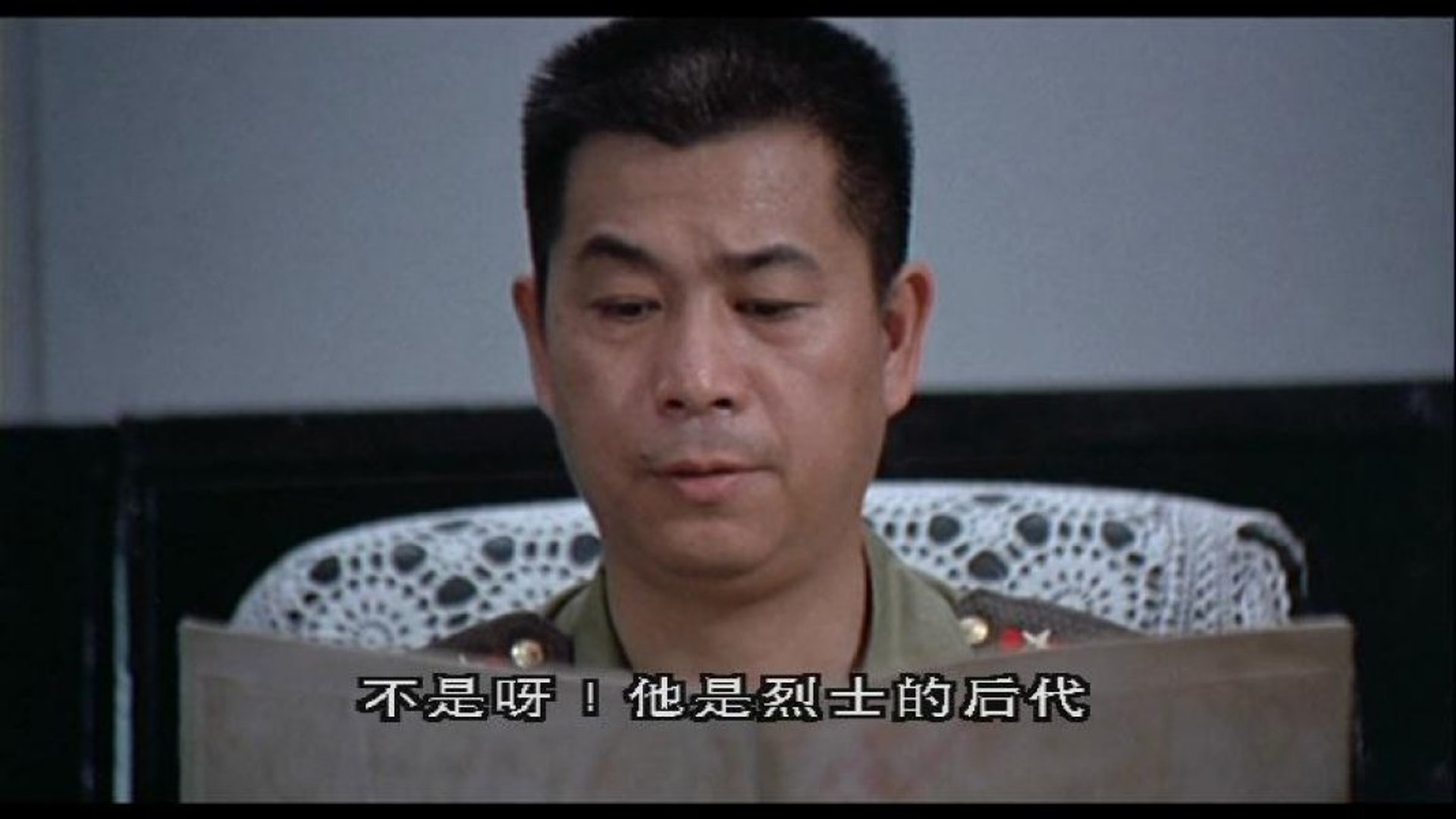「唔係吖,佢係烈士嘅後代!」這張經典cap圖來自《國產凌凌漆》的金槍人,其實他叫黃錦江。(網上圖片) 「唔係吖,佢係烈士嘅後代!」這張經典cap圖來自《國產凌凌漆》的金槍人,其實他叫黃錦江。(網上圖片)