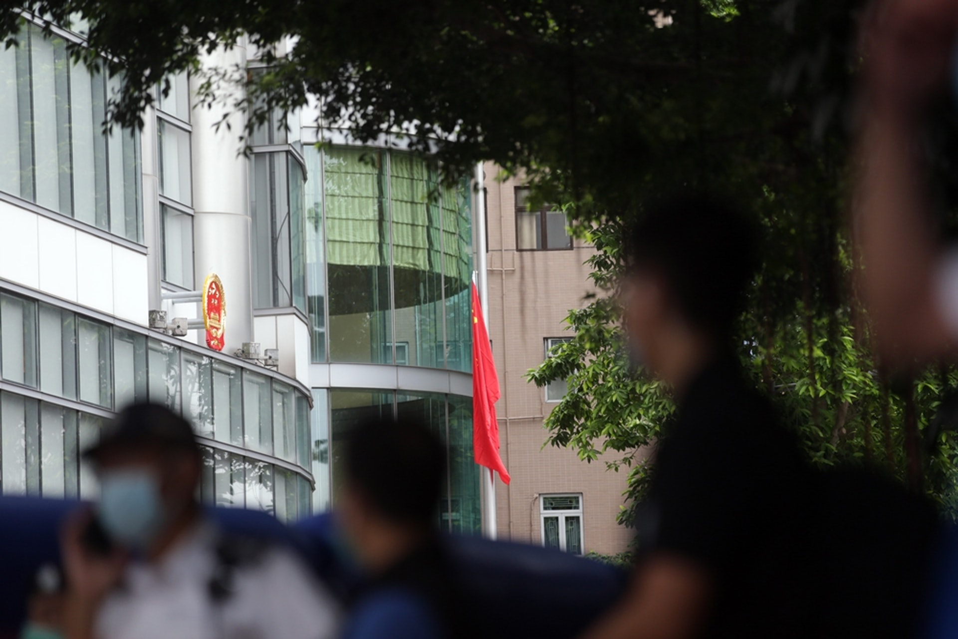國安公署臨時辦公大樓門外舉行升旗禮。(黃偉民攝) 國安公署臨時辦公大樓門外舉行升旗禮。(黃偉民攝)