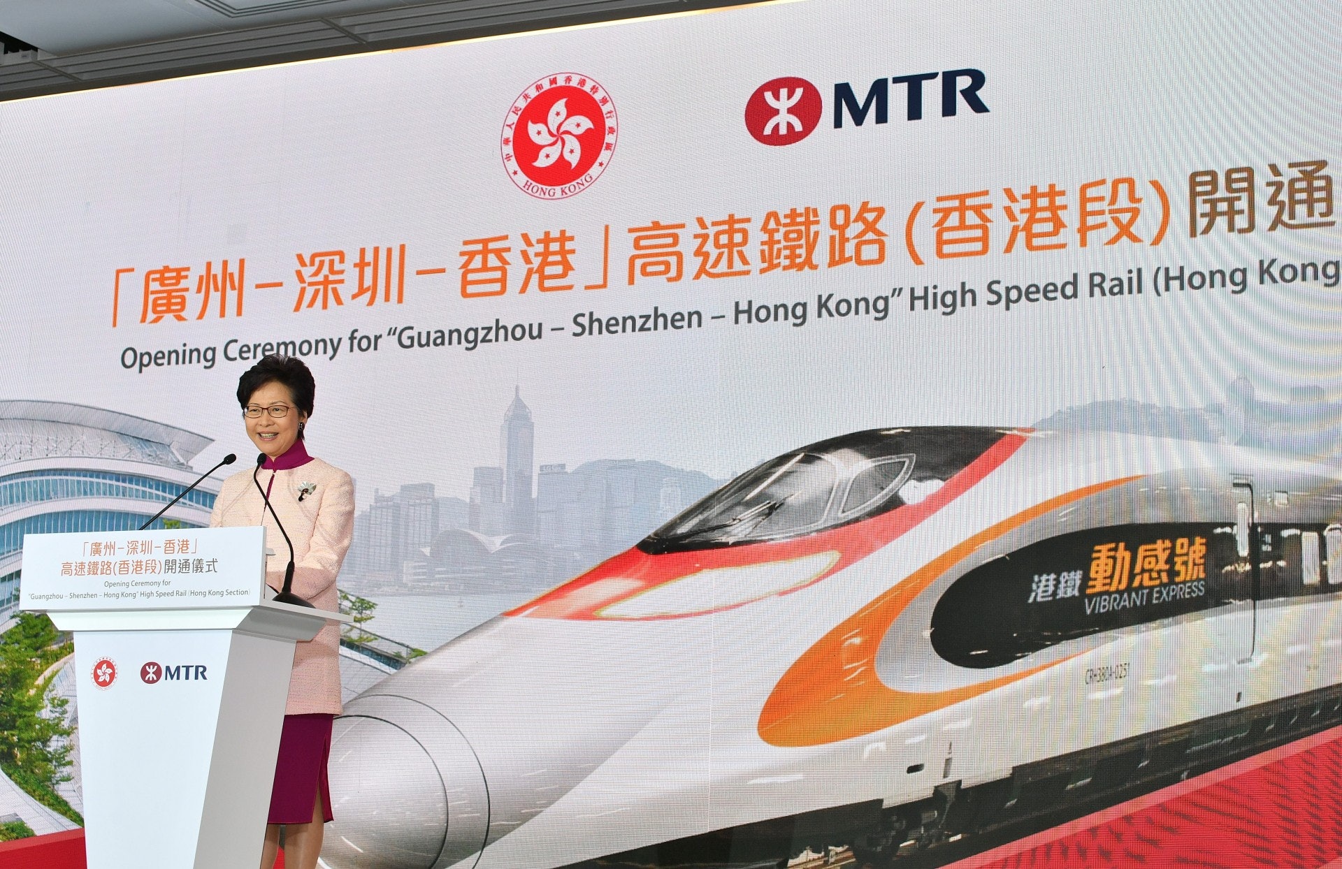 2018年9月22日,林鄭月娥出席高鐵香港段開通儀式。看起來自信滿滿、眉飛色舞。(政府新聞處) 2018年9月22日,林鄭月娥出席高鐵香港段開通儀式。看起來自信滿滿、眉飛色舞。(政府新聞處)