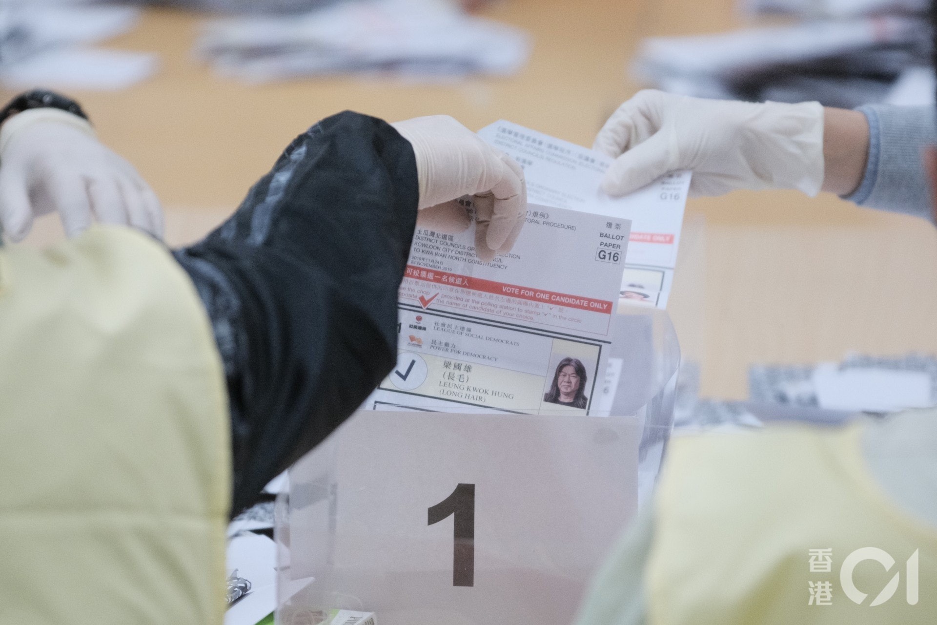 政府考慮到若然容許家居隔離者投票,接觸到選票會增加交叉感染的風險。(羅君豪攝) 政府考慮到若然容許家居隔離者投票,接觸到選票會增加交叉感染的風險。(羅君豪攝)