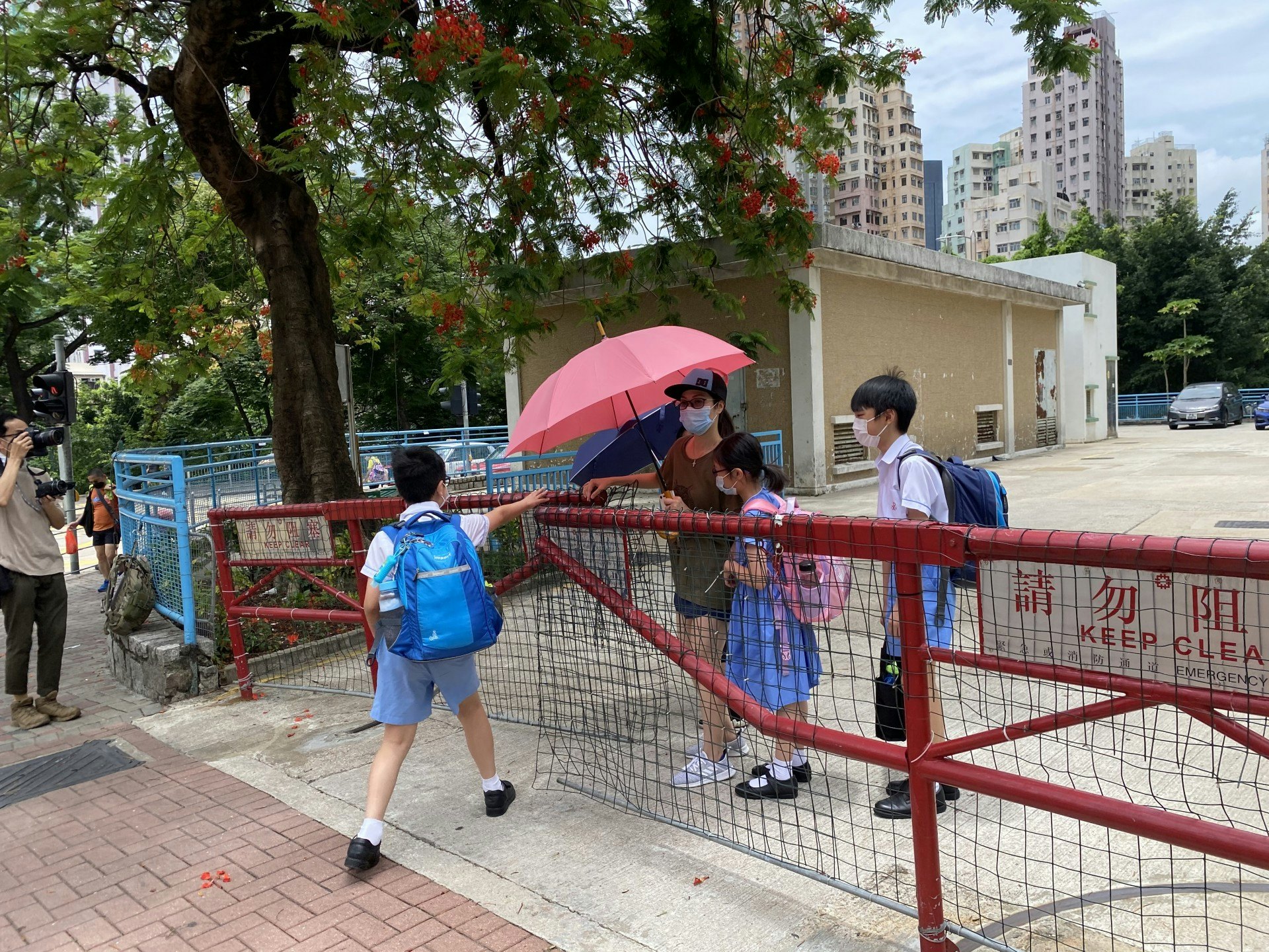 有家長接子女放學。(黃詠榆攝) 有家長接子女放學。(黃詠榆攝)