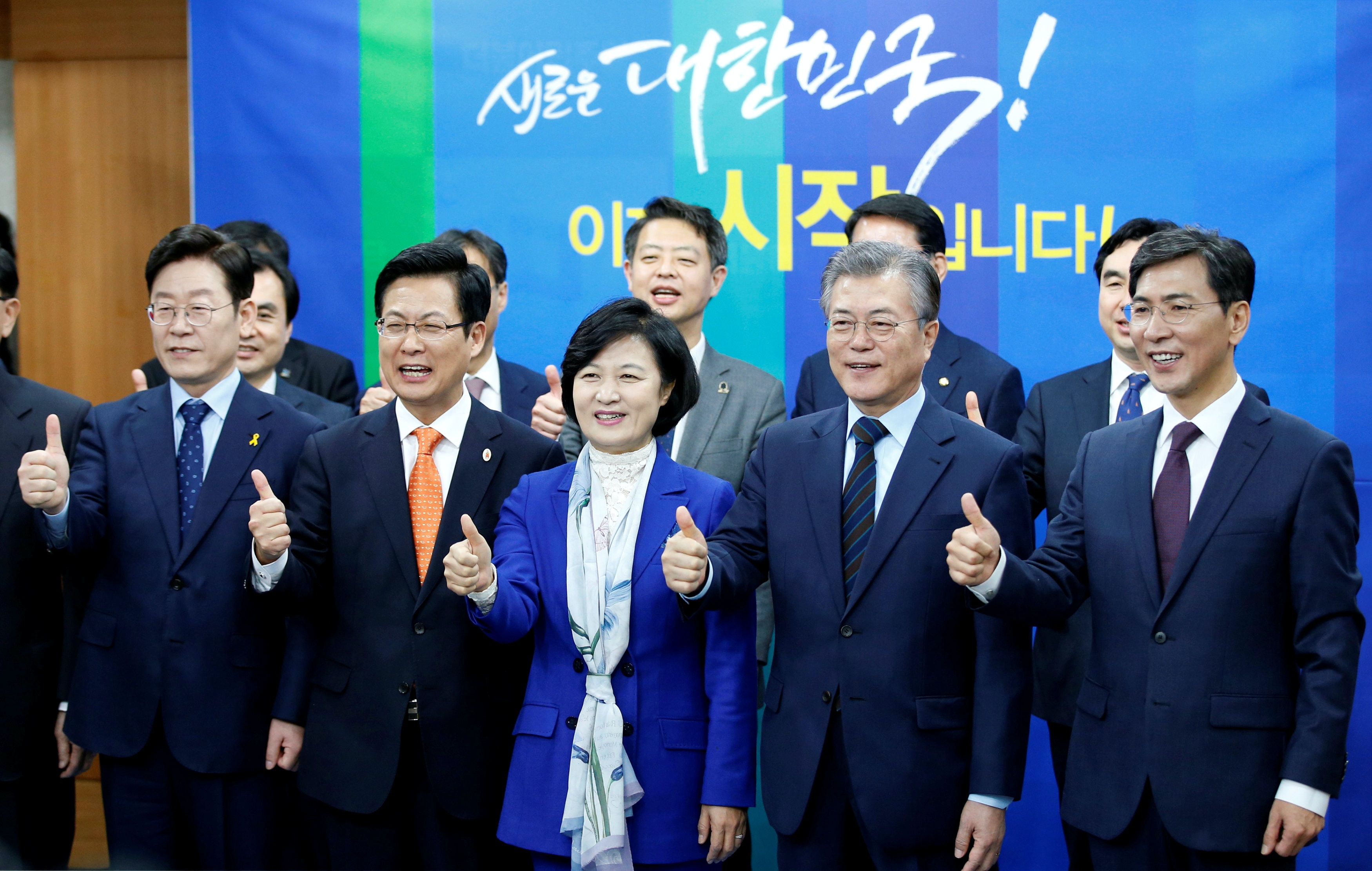 共同民主黨四名總統參選人李在明（左一）、崔星（左二）、文在寅（右二）、安熙正（右一），連同黨代表秋美愛（中）出席黨初選宣傳活動。（路透社）