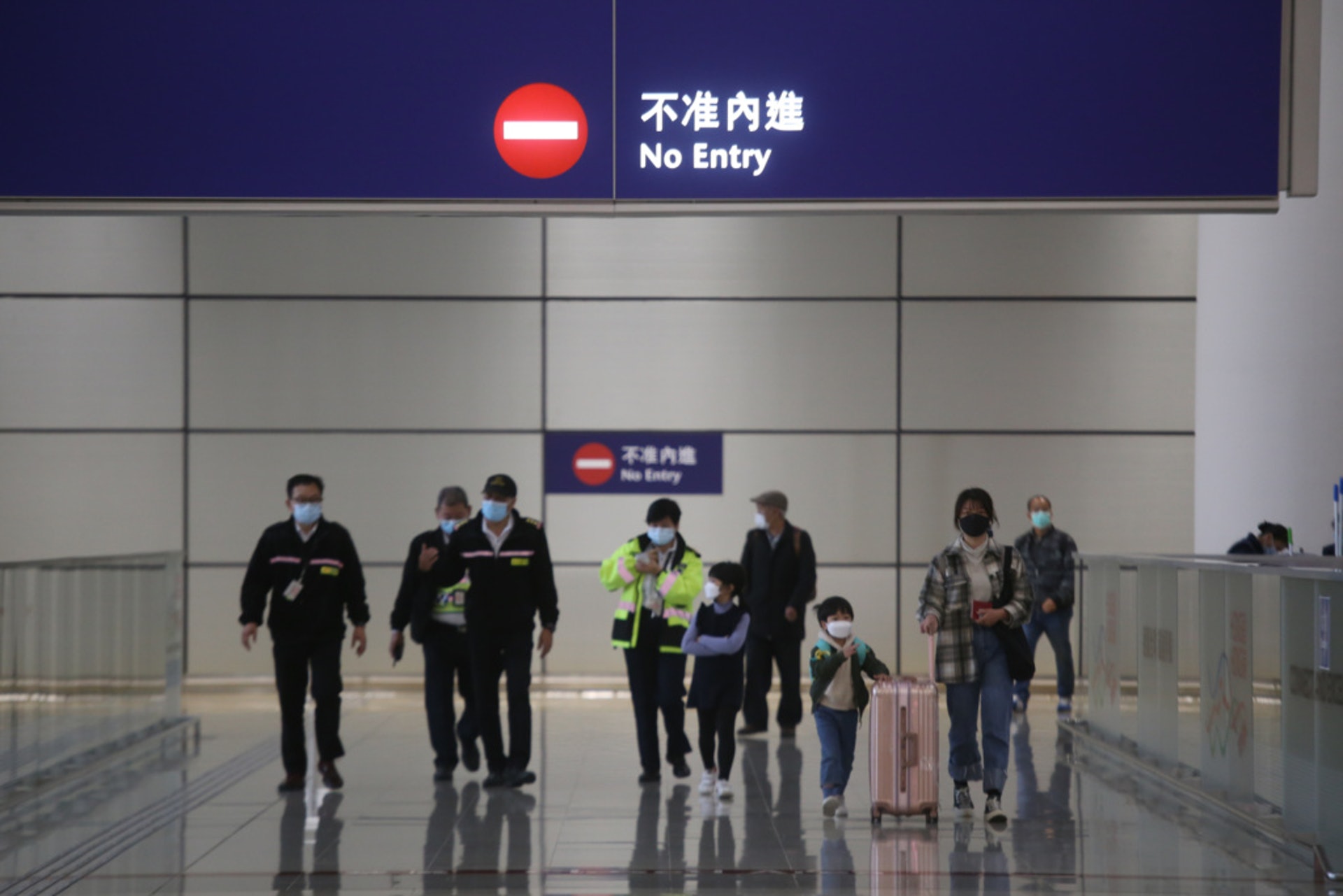 本港爆發第三波新冠肺炎疫情,港澳「健康碼」推行或擱置。 (資料圖片) 本港爆發第三波新冠肺炎疫情,港澳「健康碼」推行或擱置。 (資料圖片)