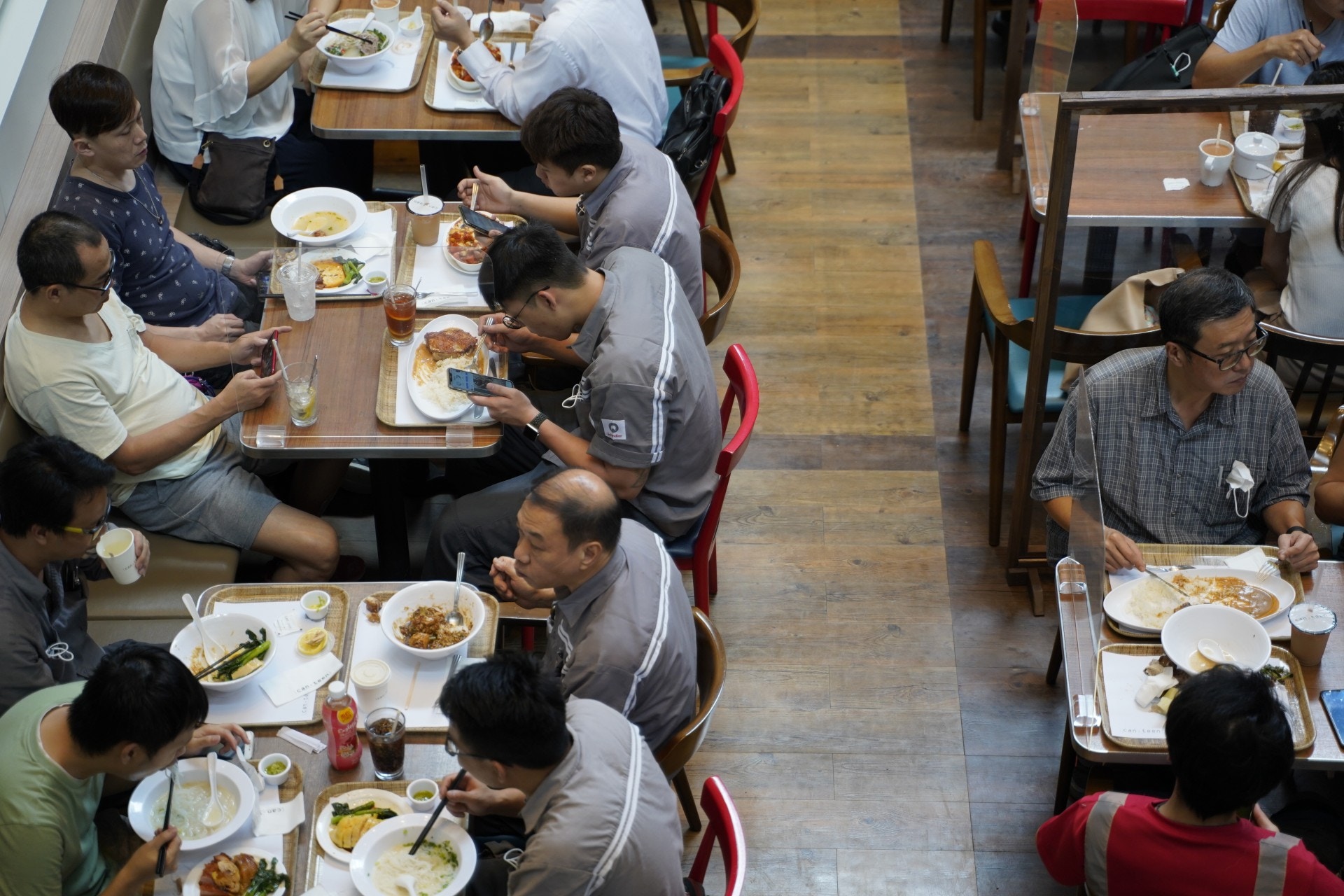 第三波疫情爆發，政府今日開始重新限制食肆每枱不多於8人。（資料圖片 / 鄭子峰攝）