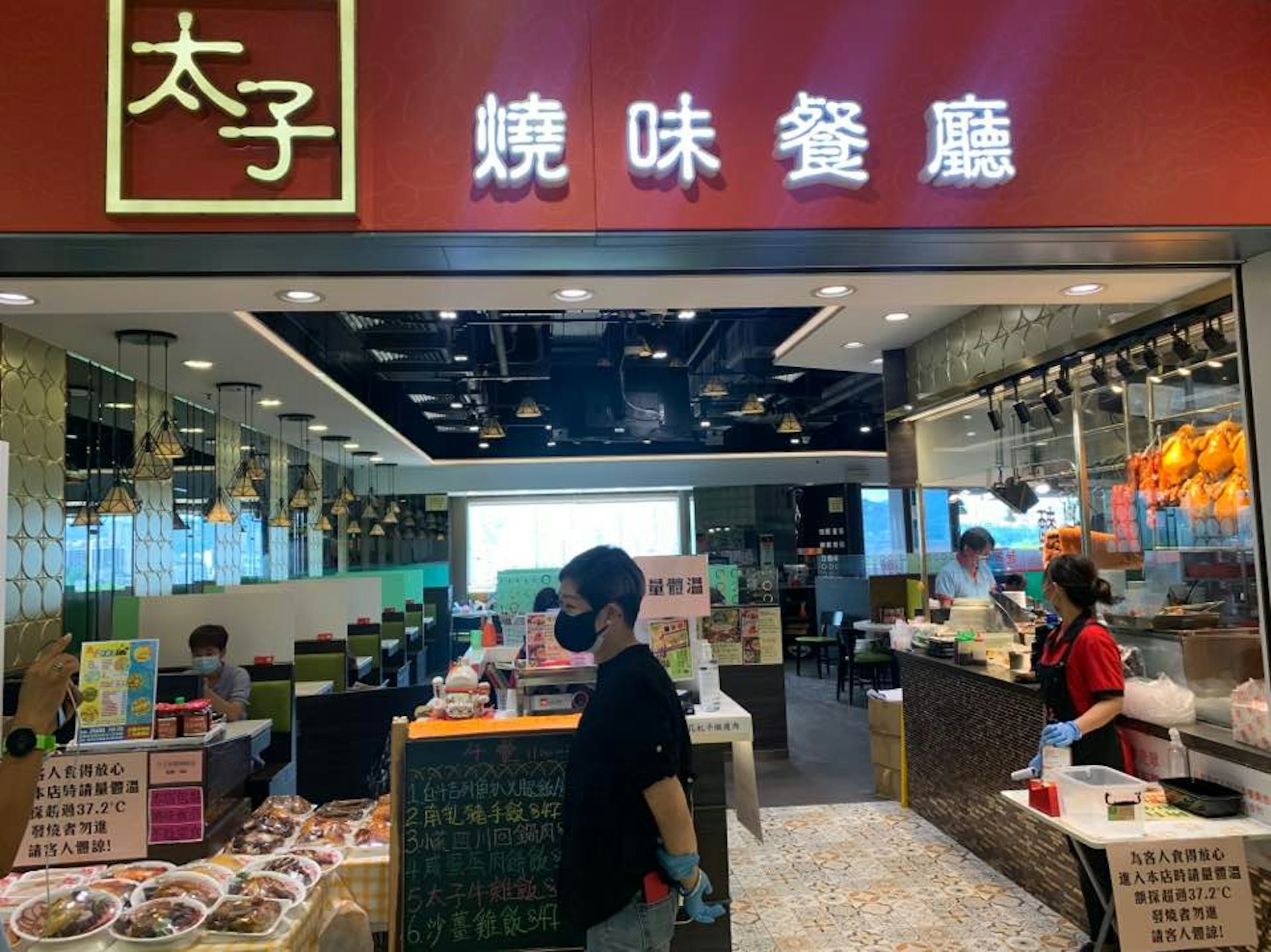 餐廳負責人徐小姐慨嘆,日前獲當局「點名」稱,有確診者曾到餐廳用膳,「生意額跌左一半有多!」(陳晶琦攝) 餐廳負責人徐小姐慨嘆,日前獲當局「點名」稱,有確診者曾到餐廳用膳,「生意額跌左一半有多!」(陳晶琦攝)