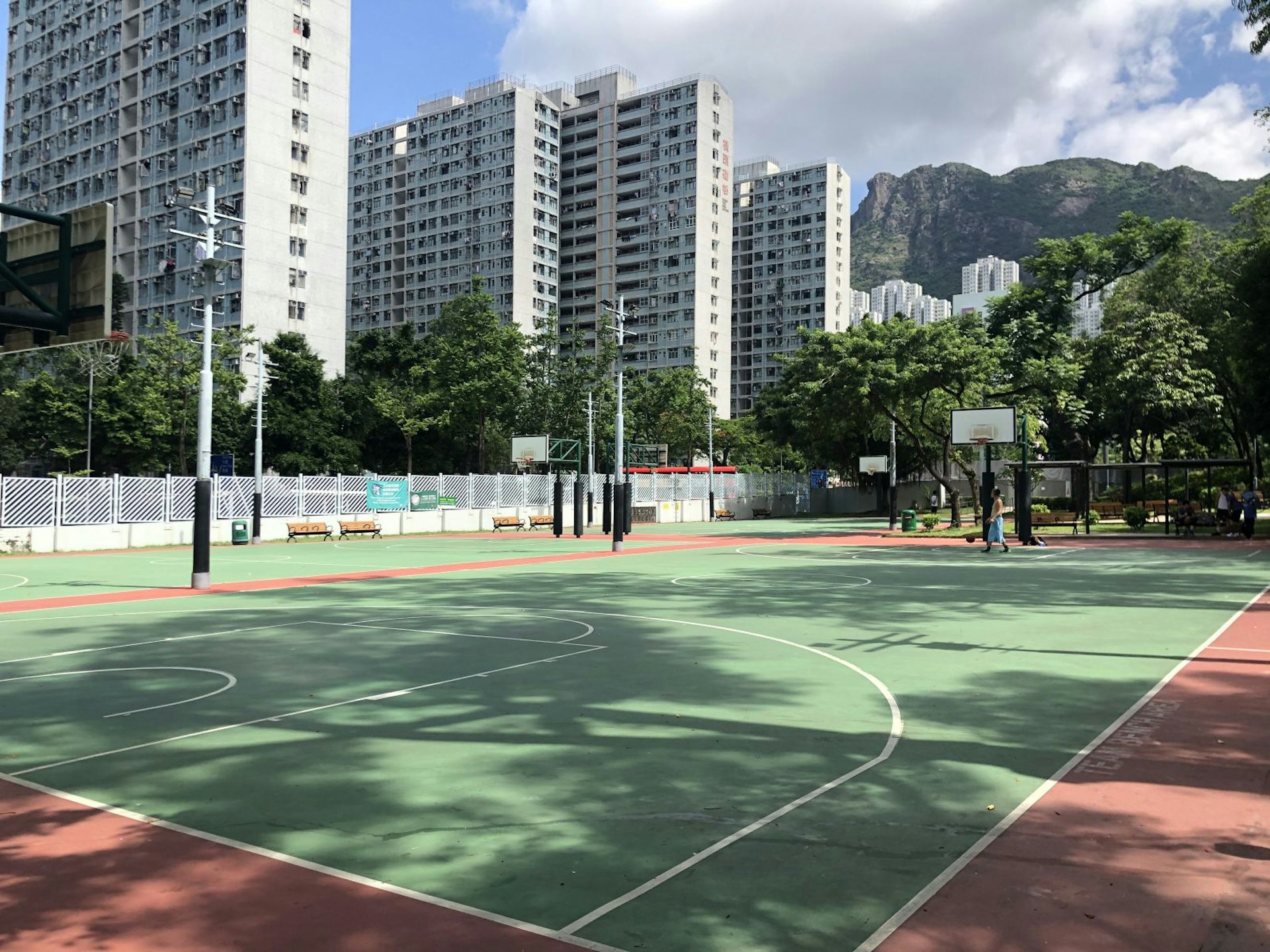 三個籃球場當中,只有少數市民使用。 (馬煒傑攝) 三個籃球場當中,只有少數市民使用。 (馬煒傑攝)