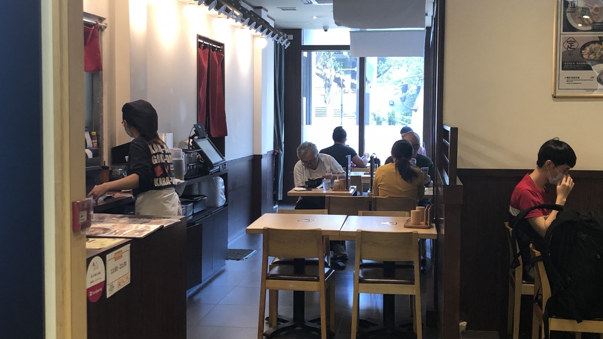 食肆收緊限八人一枱 黃大仙有餐廳生意即跌近半 連鎖店照排長龍 食肆收緊限八人一枱 黃大仙有餐廳生意即跌近半 連鎖店照排長龍