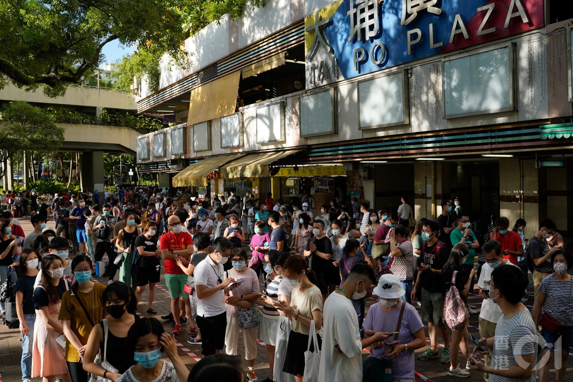 7月11日民主派初選首日,大批市民排隊投票。(廖雁雄攝) 7月11日民主派初選首日,大批市民排隊投票。(廖雁雄攝)