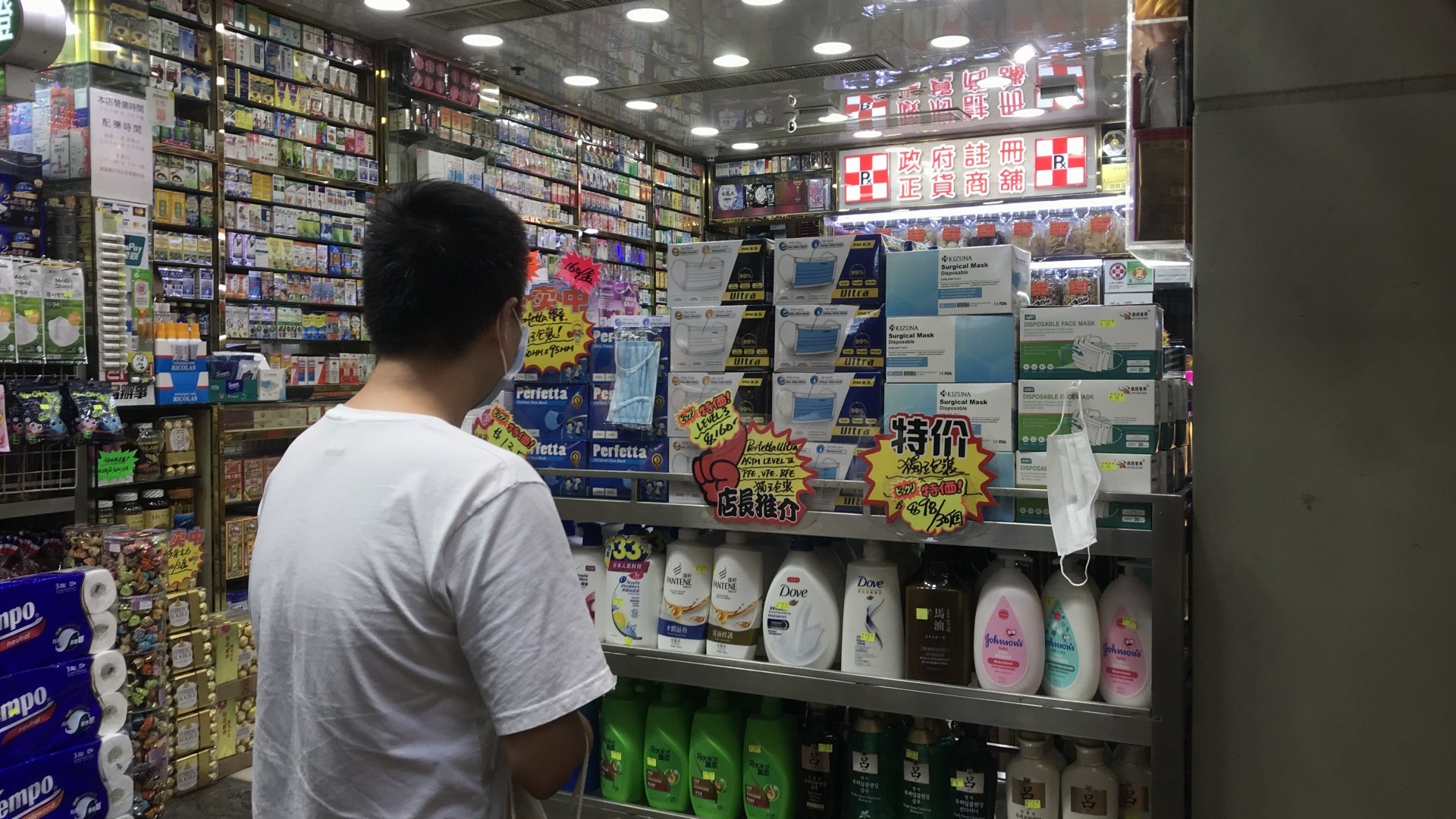 新冠肺炎|本地感染大爆發 一周逾百宗 有人一周買四盒口罩防備 新冠肺炎|本地感染大爆發 一周逾百宗 有人一周買四盒口罩防備