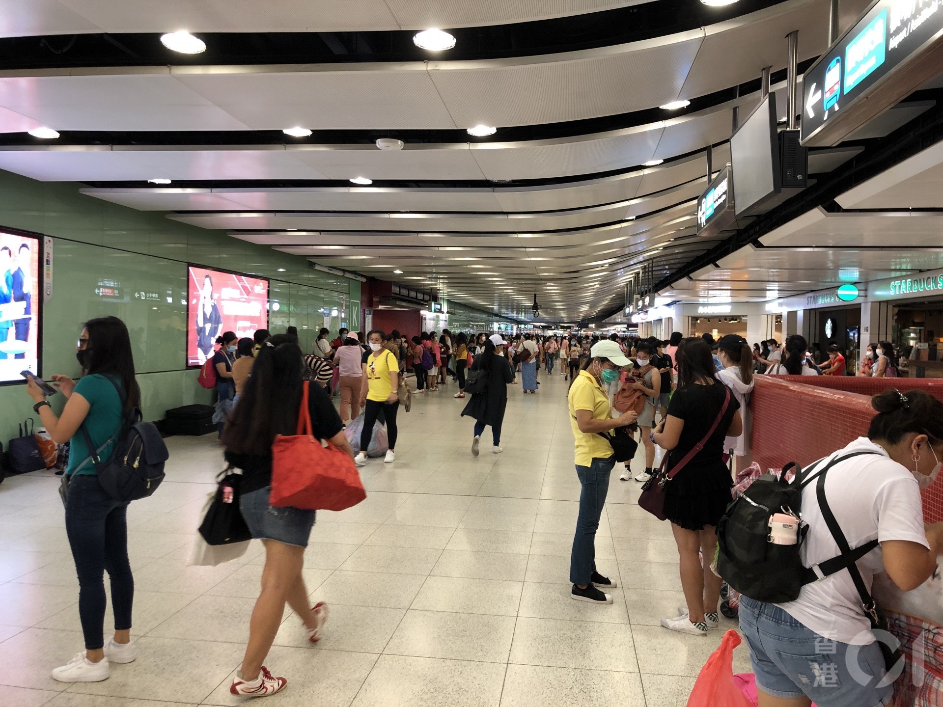 香港僱傭公會主席陳東風認為,是次政府增加200個單位供外傭作檢疫用途是有進步,但整體來說只是「換湯不換藥」對僱主的幫助不大。(馬煒傑攝) 香港僱傭公會主席陳東風認為,是次政府增加200個單位供外傭作檢疫用途是有進步,但整體來說只是「換湯不換藥」對僱主的幫助不大。(馬煒傑攝)