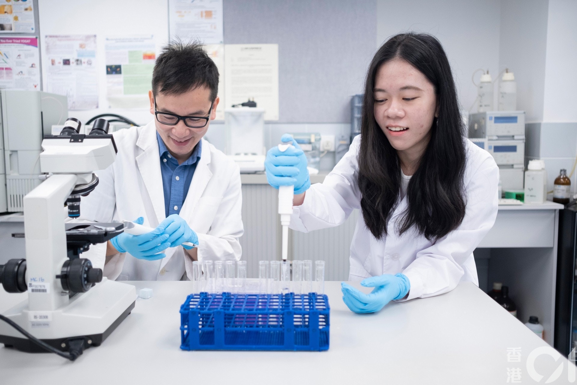 港大附屬學院高級講師吳世明(左)表示,生物醫學課程適合對生物、化學、疾病及人體生理學有興趣的理科生入讀。(羅君豪攝) 港大附屬學院高級講師吳世明(左)表示,生物醫學課程適合對生物、化學、疾病及人體生理學有興趣的理科生入讀。(羅君豪攝)