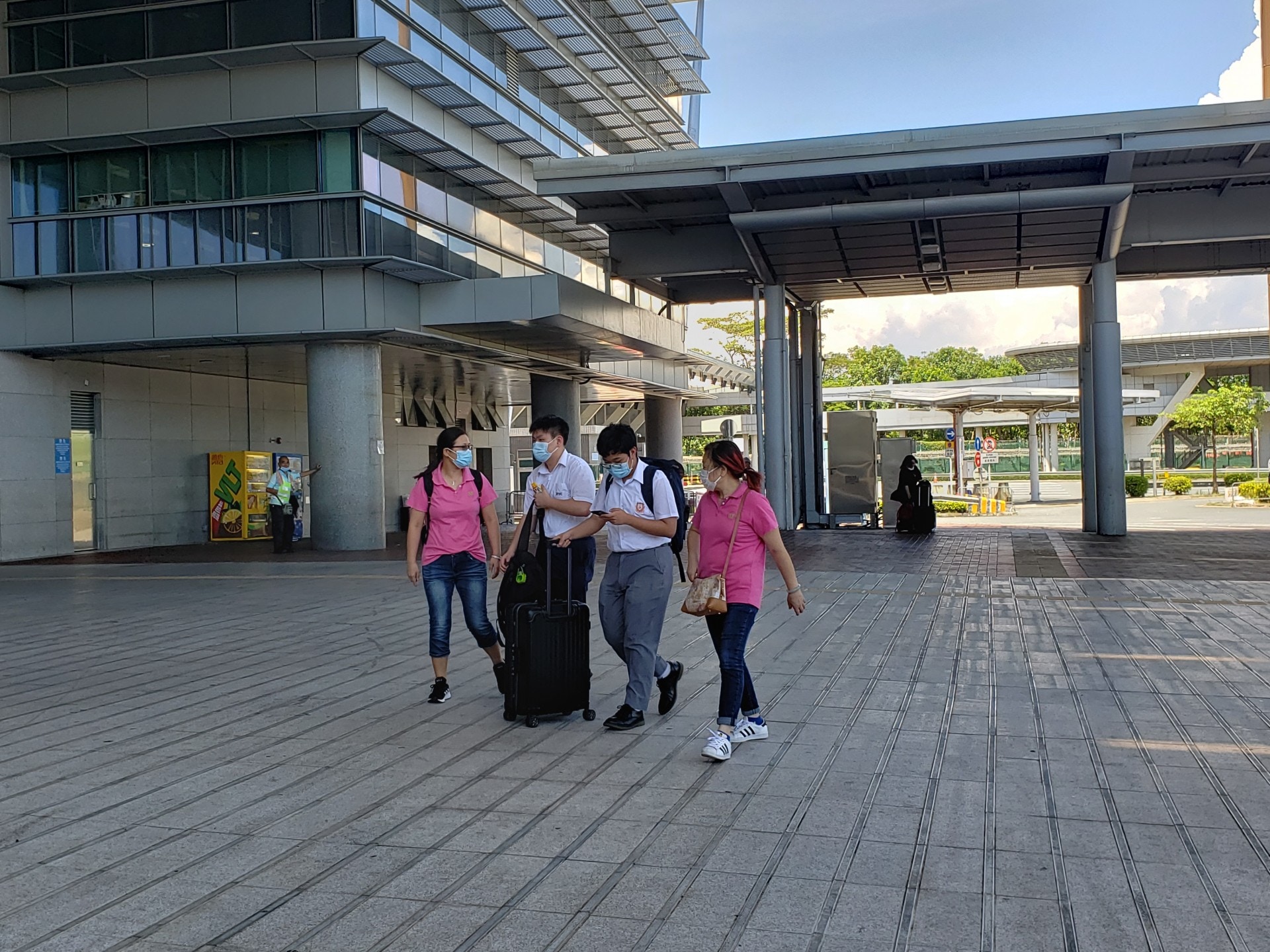 深圳灣口岸有多人進出來往。（香港01記者攝）