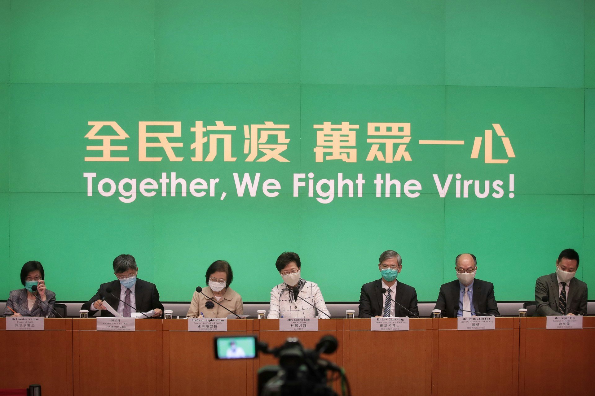 特首林鄭月娥公布由周三起,乘搭車交通工具須戴口罩,違反最高罰款5,000元。(李澤彤攝) 特首林鄭月娥公布由周三起,乘搭車交通工具須戴口罩,違反最高罰款5,000元。(李澤彤攝)