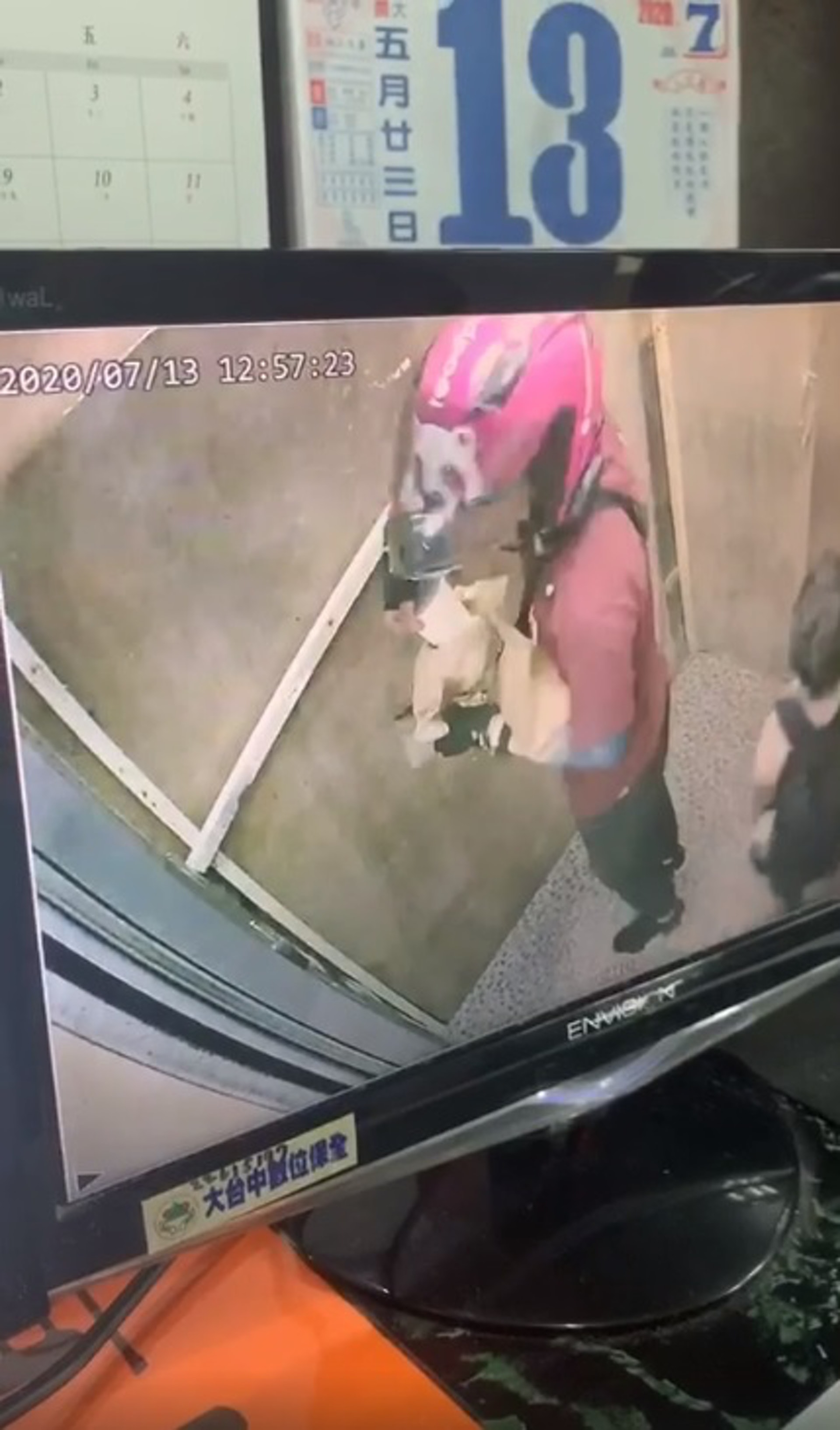 外賣員從紙袋中取出一杯飲品。(Facebook影片截圖) 外賣員從紙袋中取出一杯飲品。(Facebook影片截圖)
