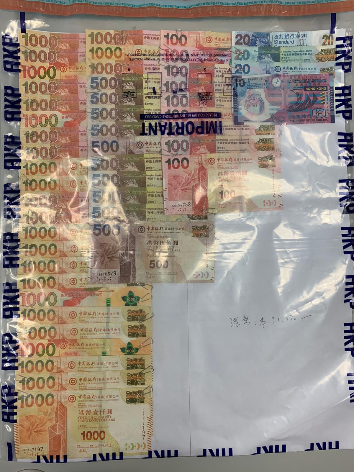 警方在寶林邨檢獲逾10萬元毒品及3.2萬元現金。（警方提供）
