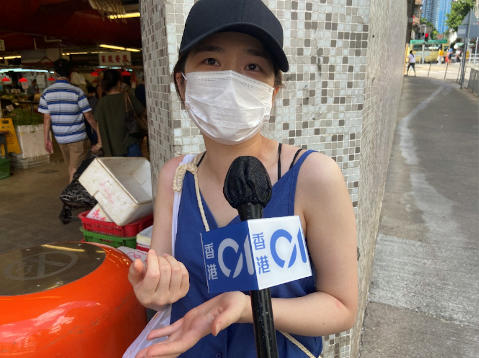 黃大仙居民蘇小姐說,已醒父母不要誤闖慈雲山中心這種疫區。(袁澍攝) 黃大仙居民蘇小姐說,已醒父母不要誤闖慈雲山中心這種疫區。(袁澍攝)