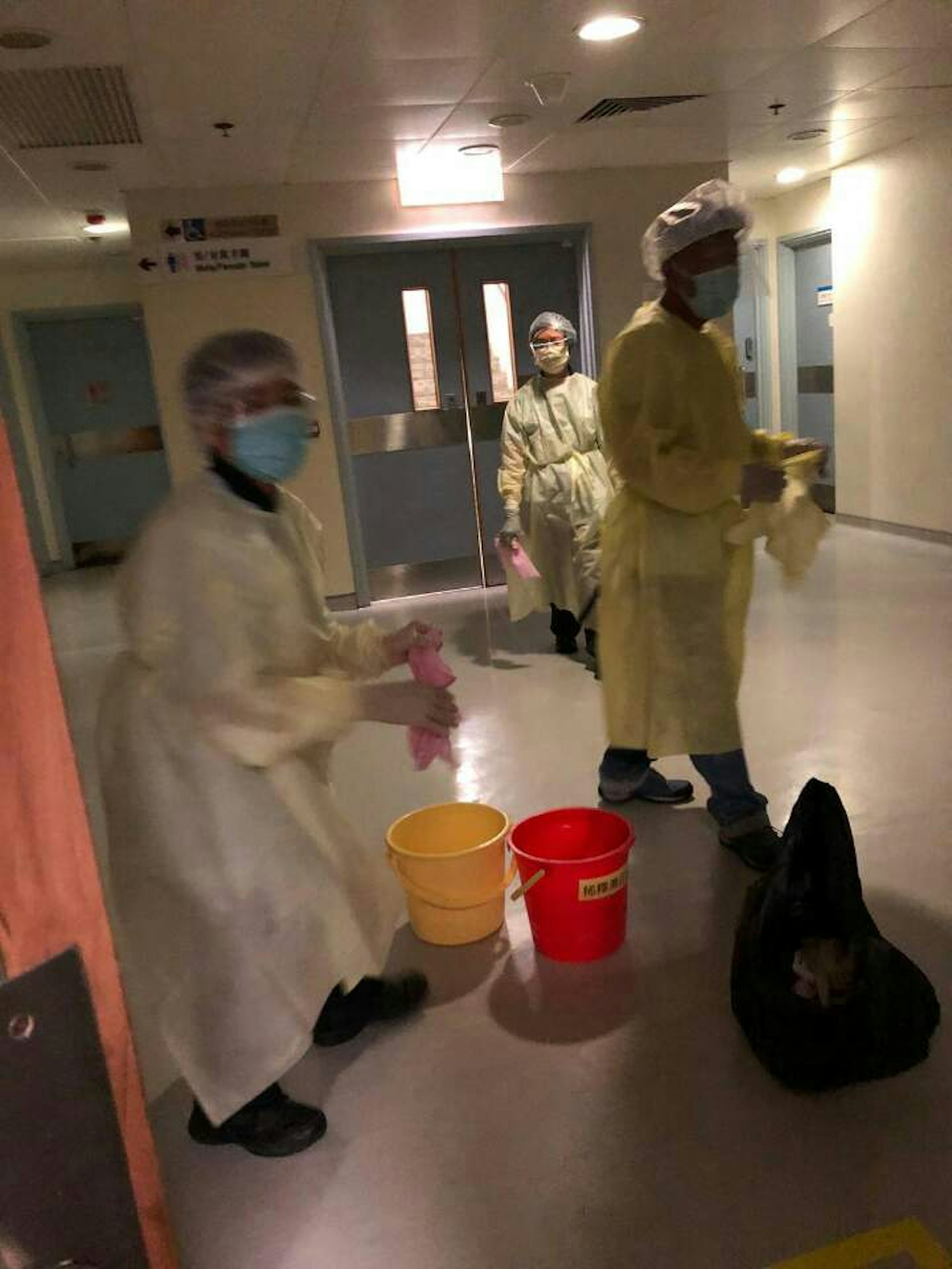 屯門眼科中心有3名文職人員初步確診,中心加強消毒清潔。(讀者提供) 屯門眼科中心有3名文職人員初步確診,中心加強消毒清潔。(讀者提供)