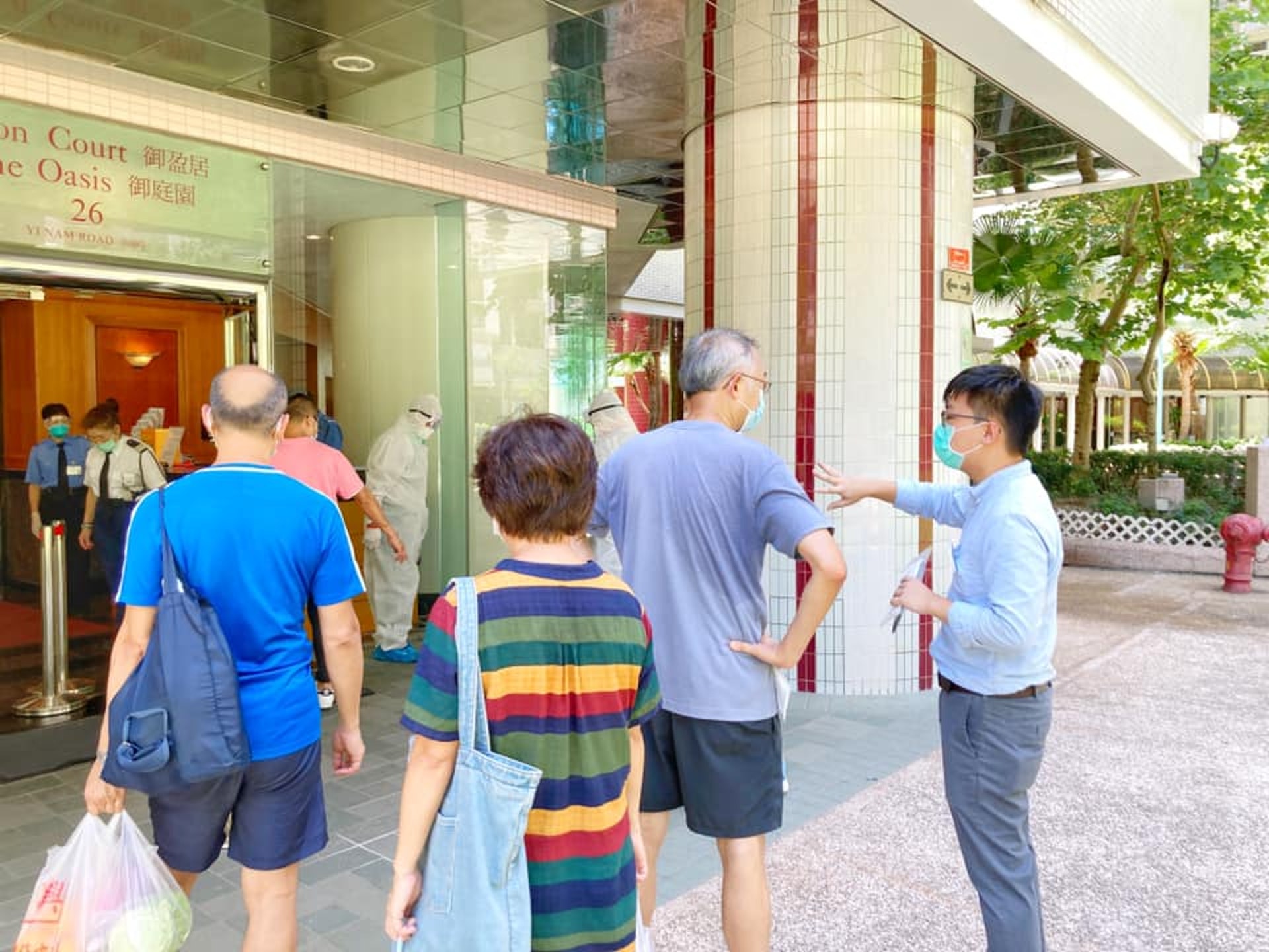 南區區議員(海怡東)俞竣晞今日在個人社交專頁指,今早衞生署人員在 海怡半島第26座接走一名確診者。(俞竣晞Facebook) 南區區議員(海怡東)俞竣晞今日在個人社交專頁指,今早衞生署人員在 海怡半島第26座接走一名確診者。(俞竣晞Facebook)